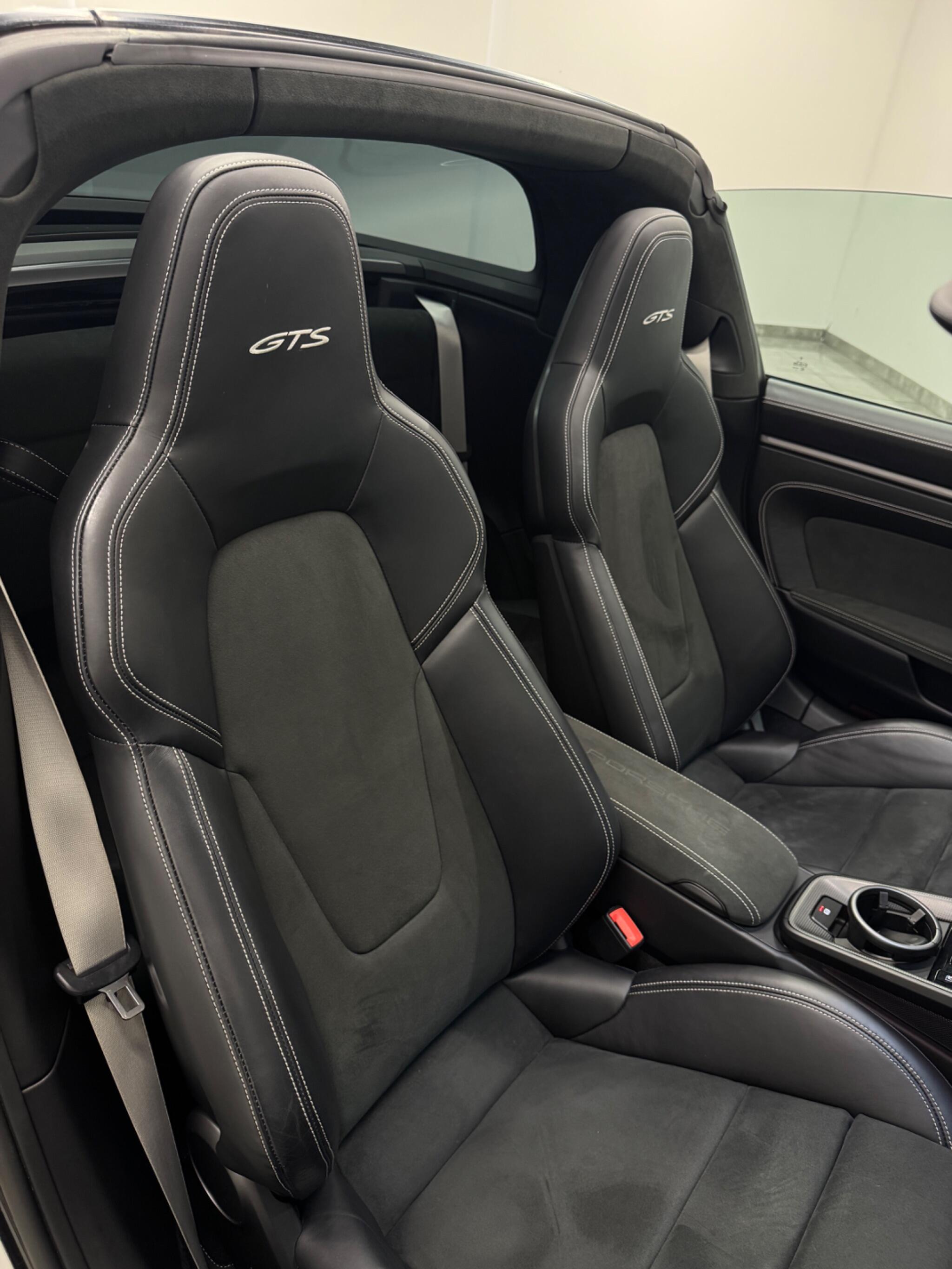 Porsche 911 view 13