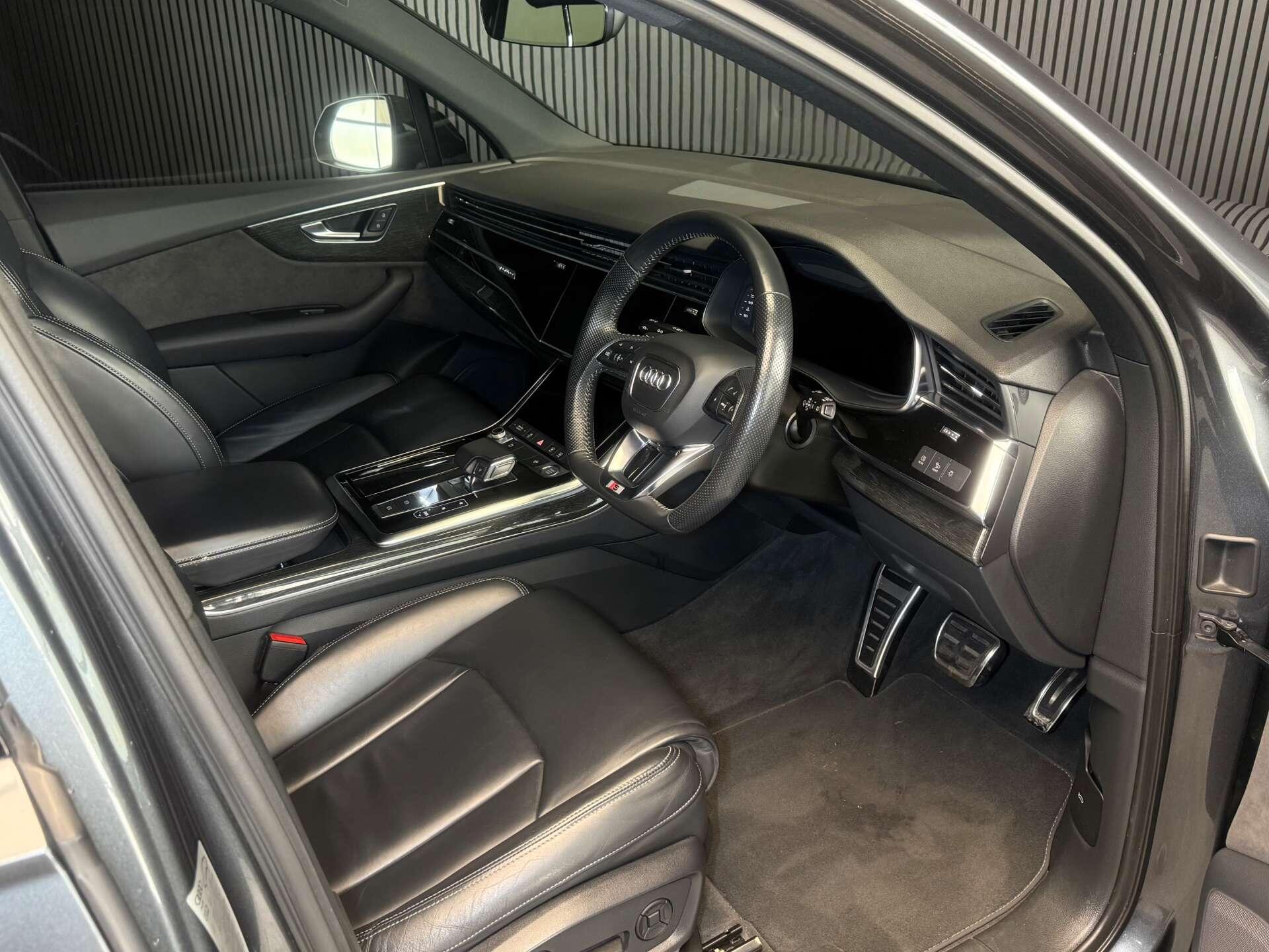 Audi Q7 view 20