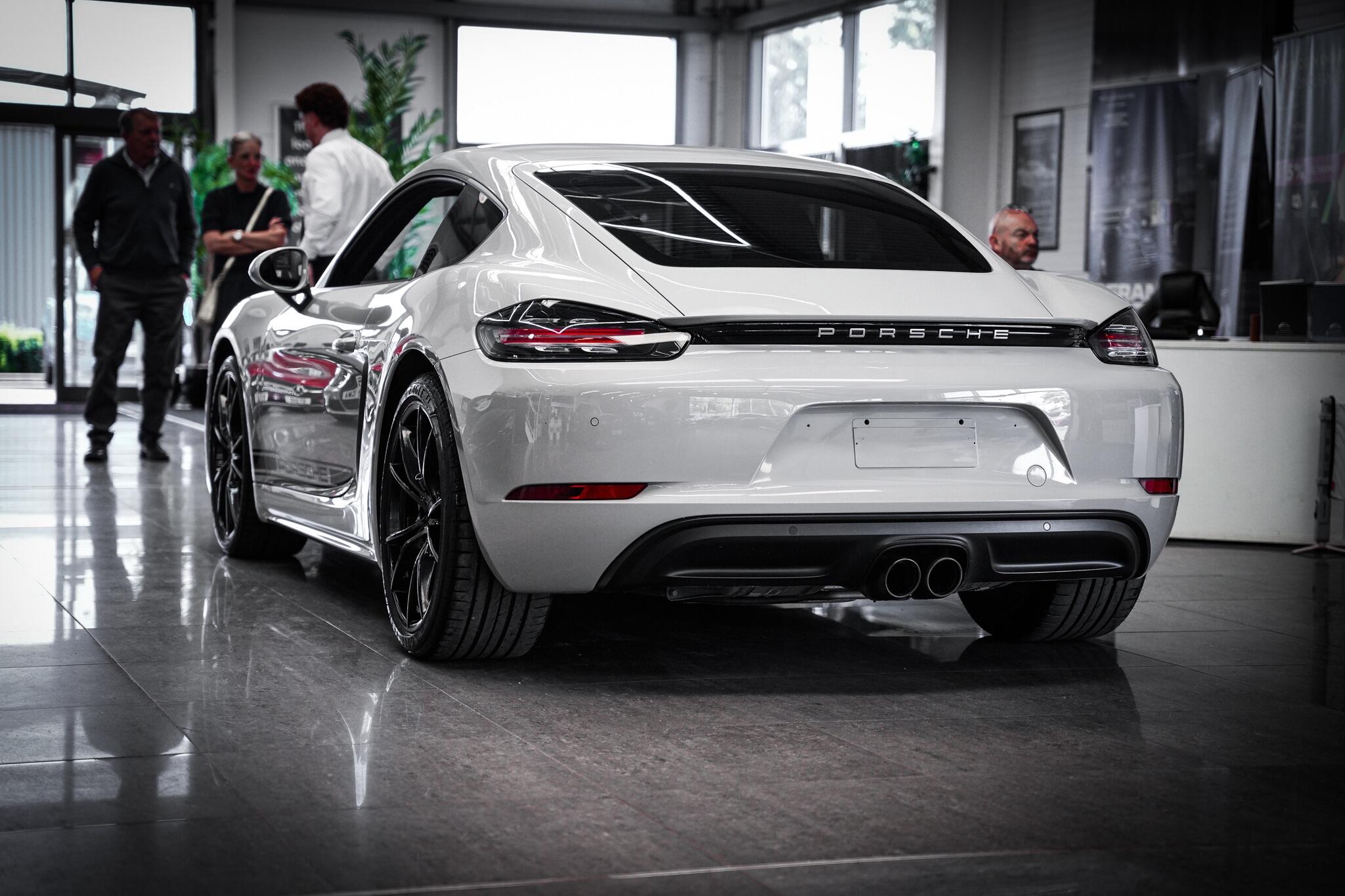 Porsche Cayman view 13