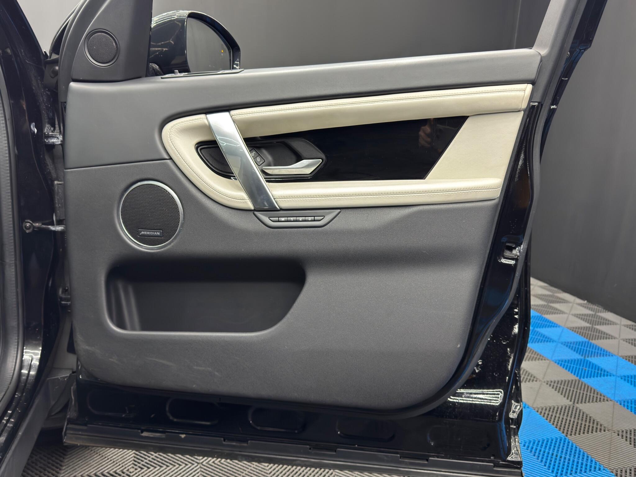 Land Rover Discovery Sport view 45