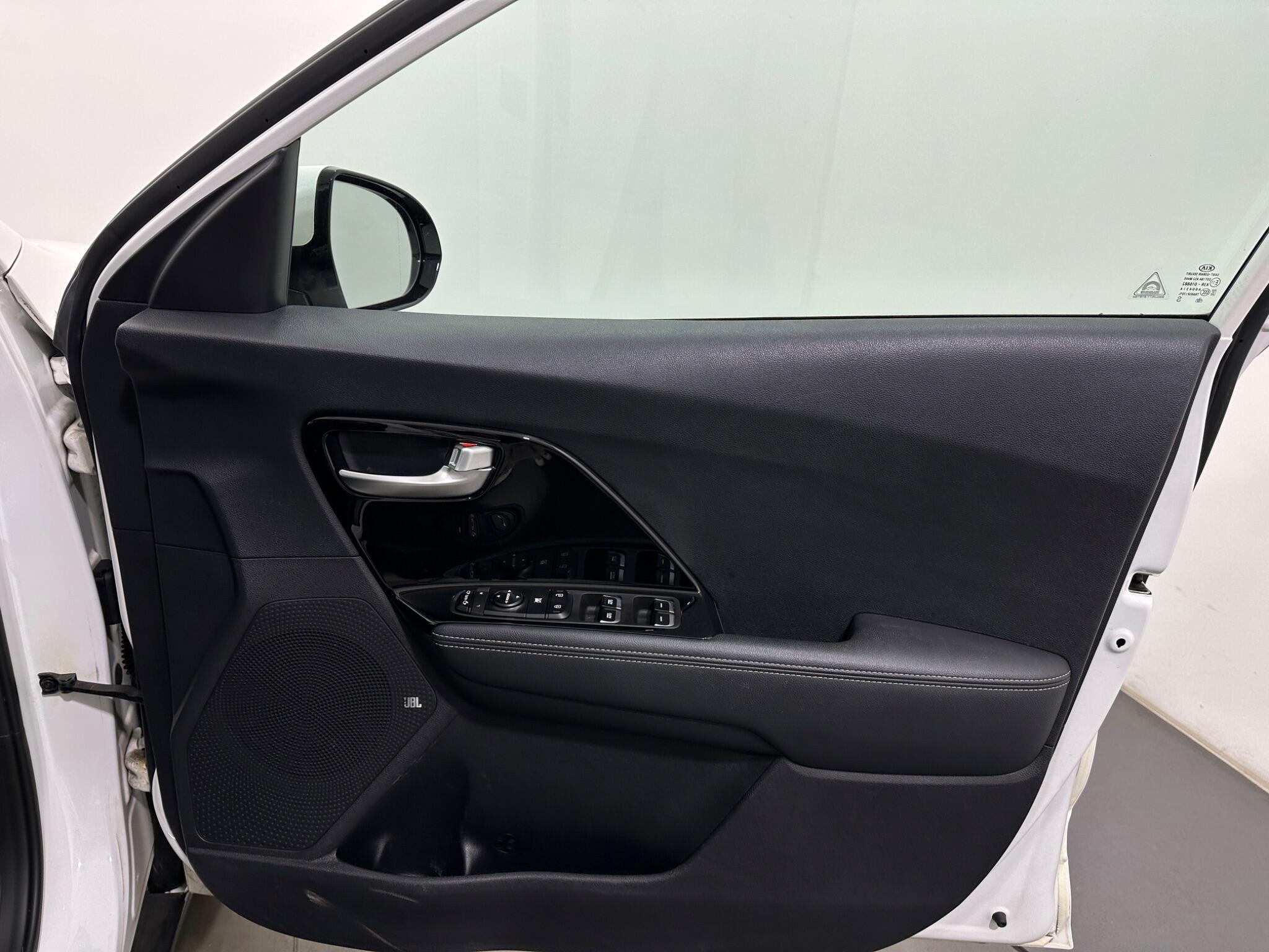 Kia Niro view 34