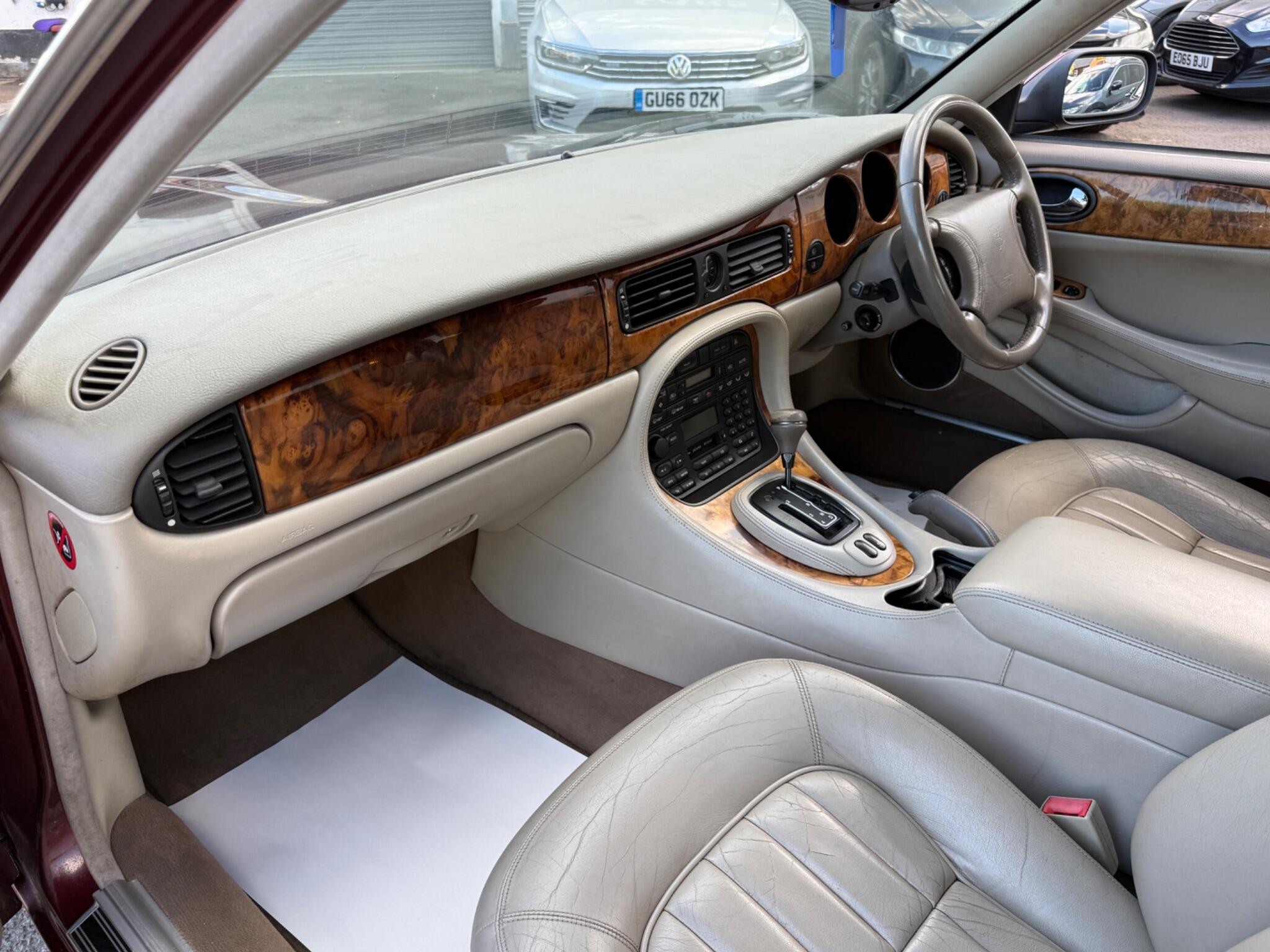 Jaguar XJ - Image 27