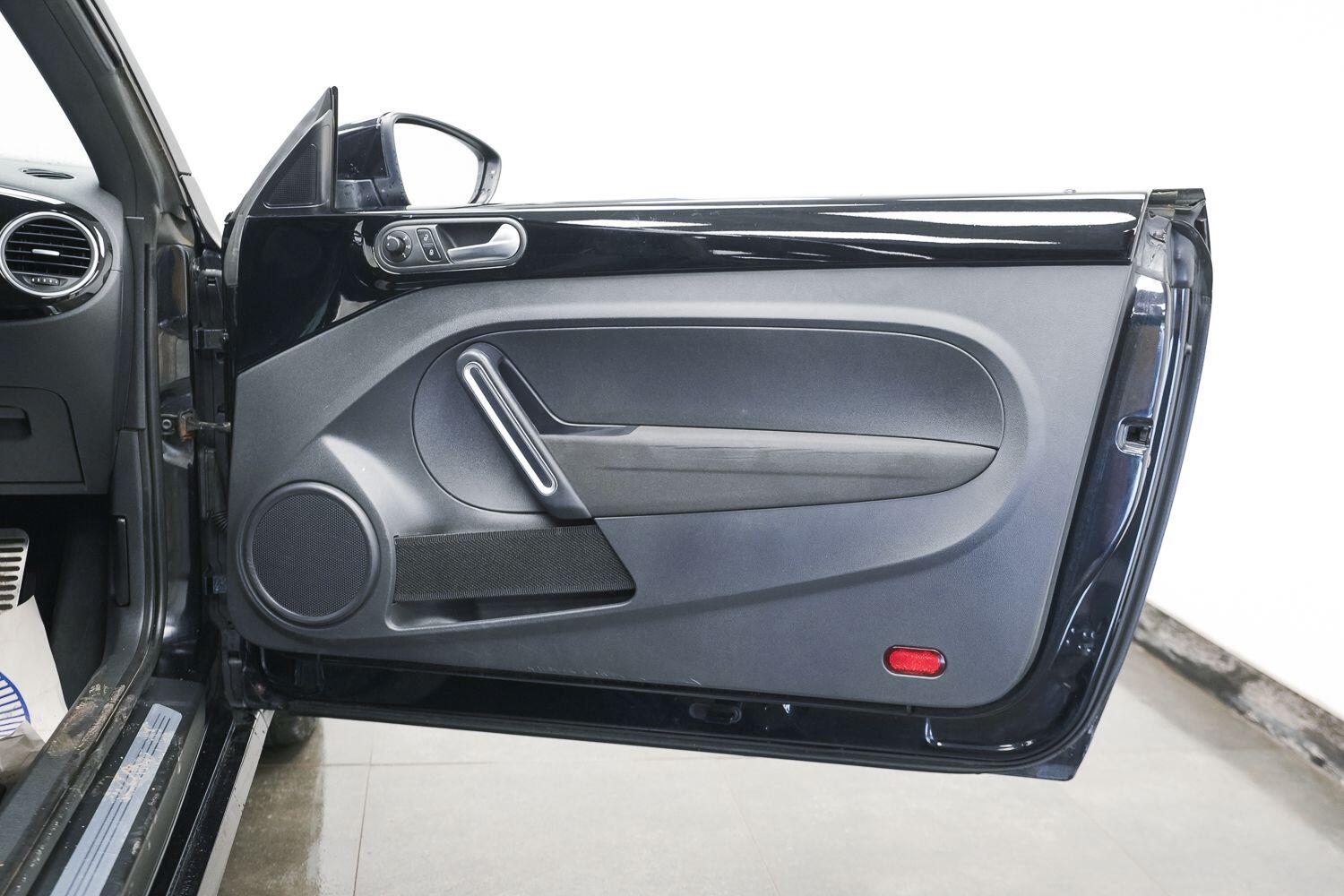 Volkswagen Beetle view 15