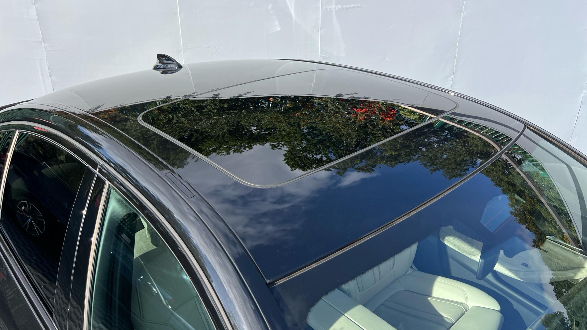 BMW 5 Series view 21