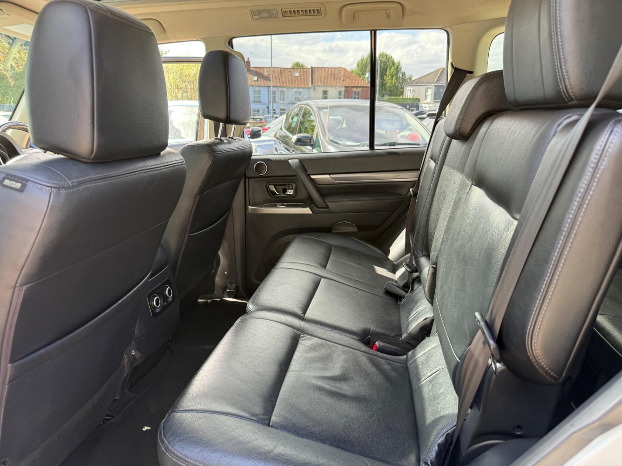 Mitsubishi Shogun view 15