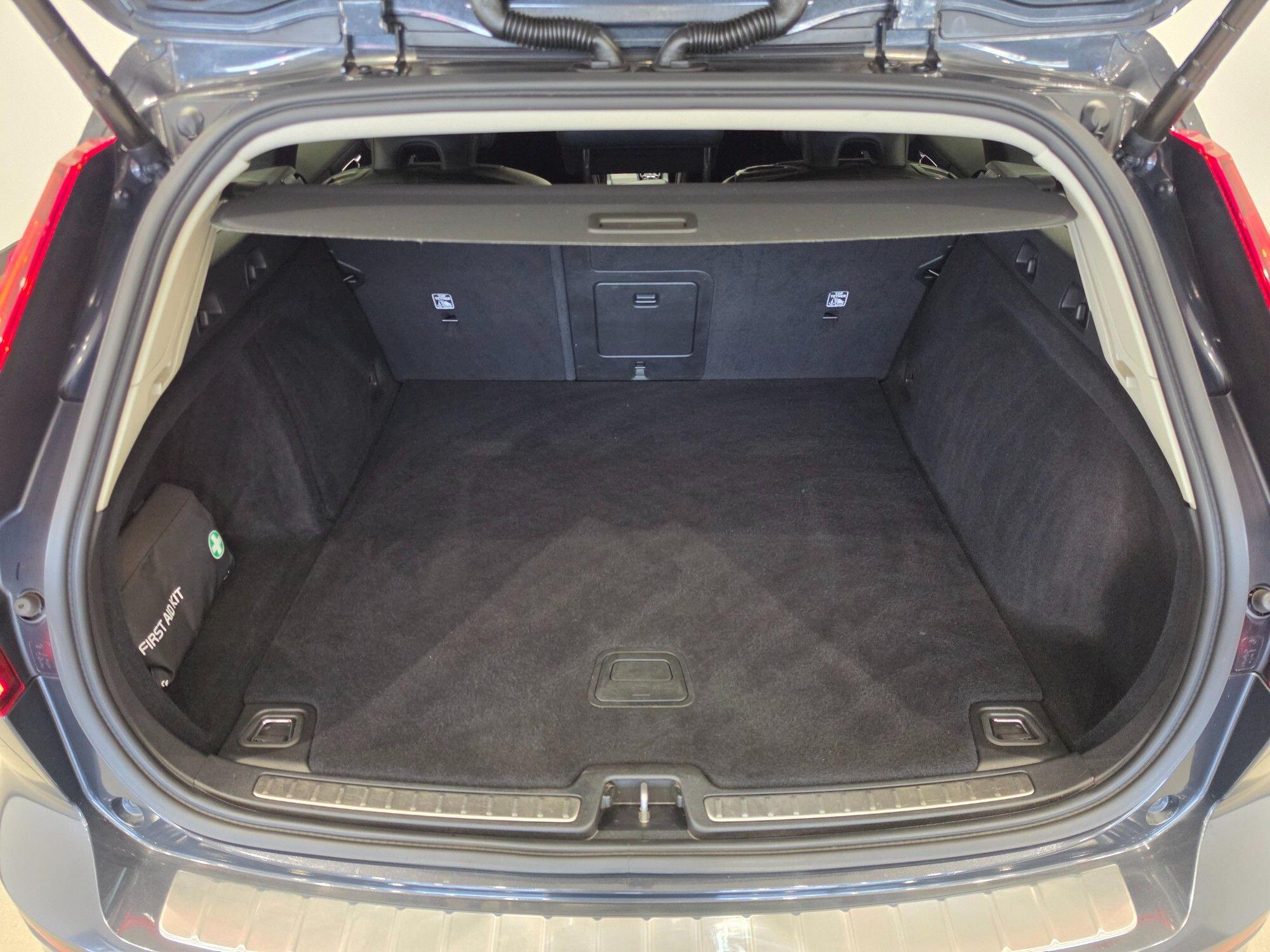 Volvo V60 Cross Country view 41