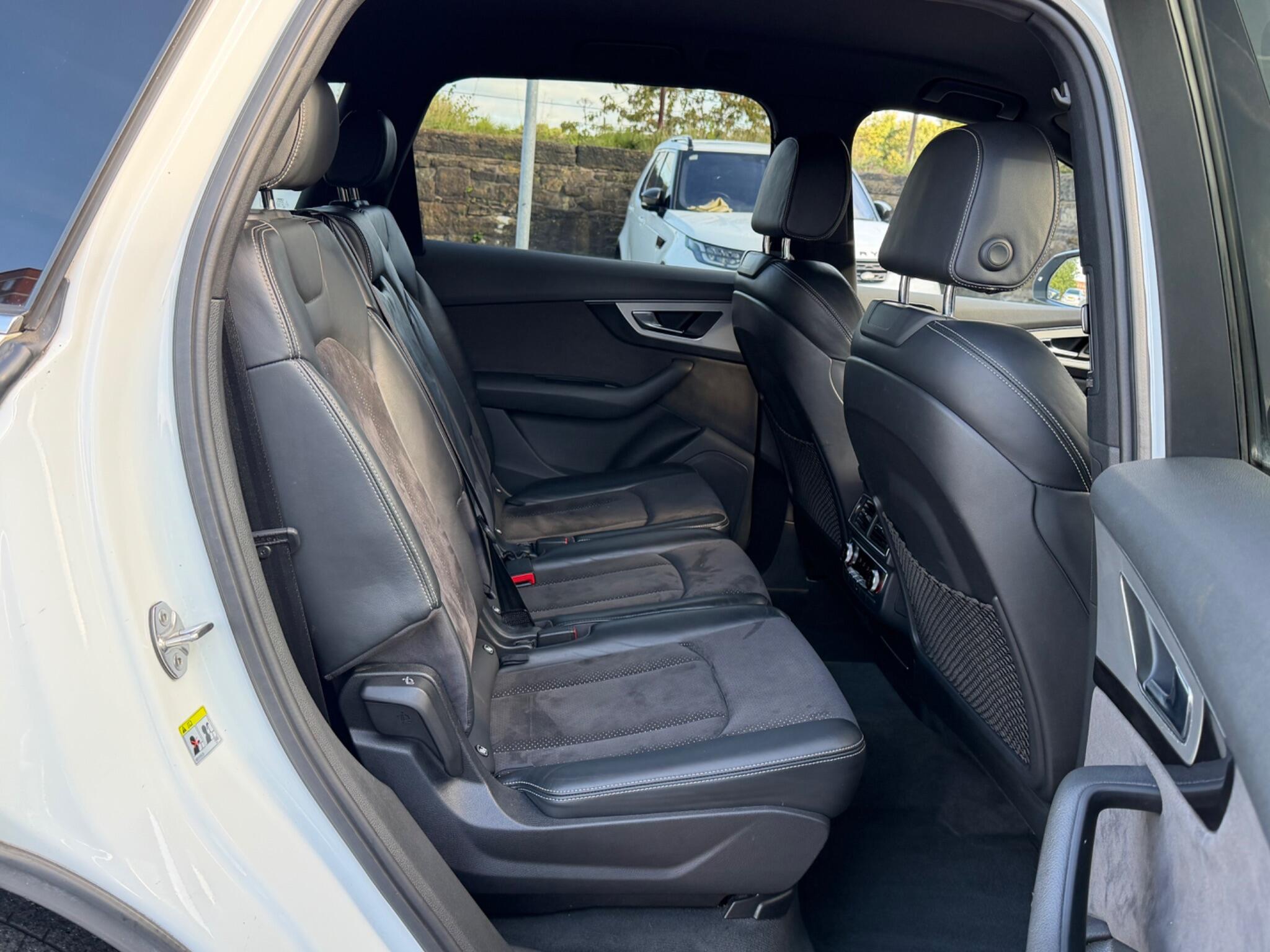 Audi Q7 view 18