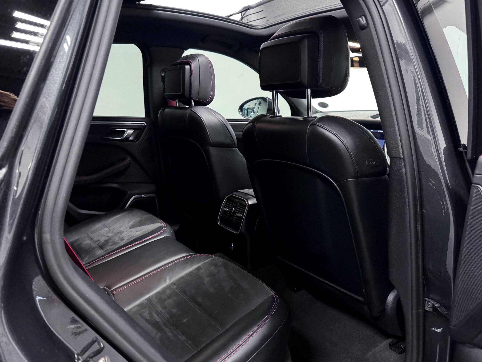 Porsche Macan view 13