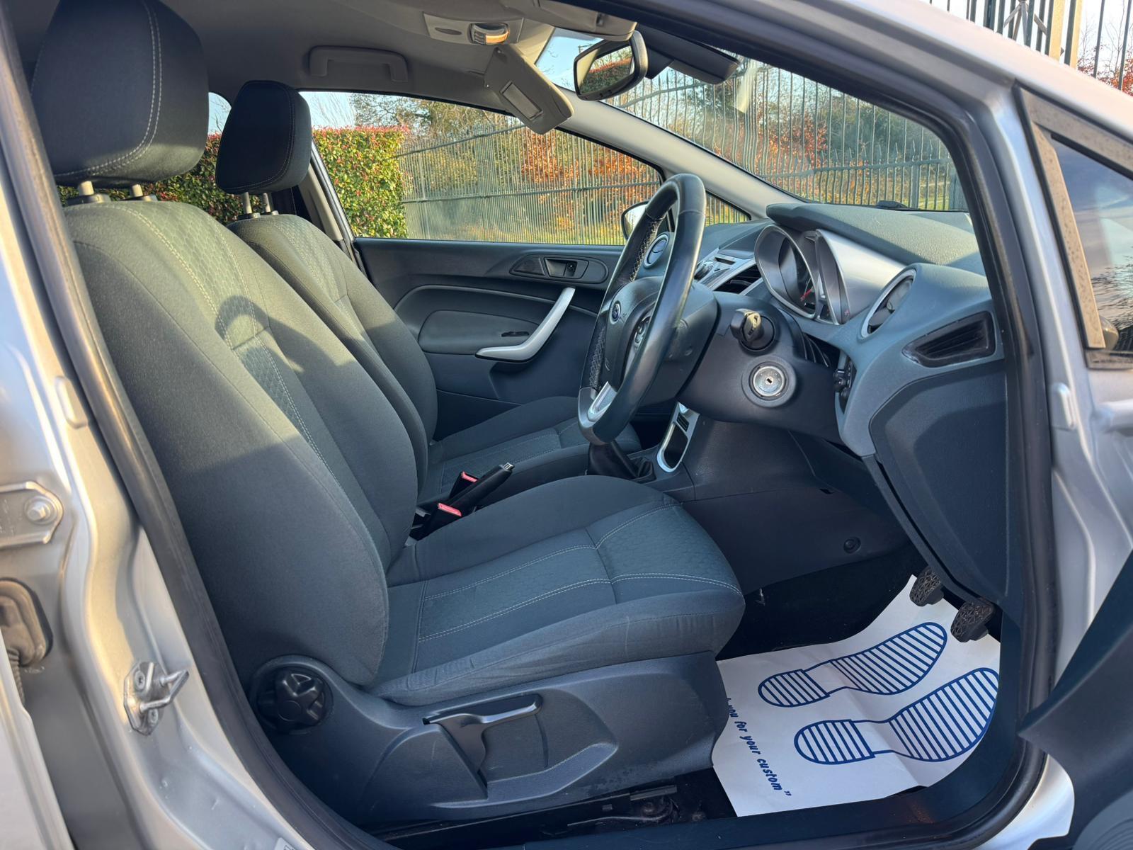 2009 Ford Fiesta image 11
