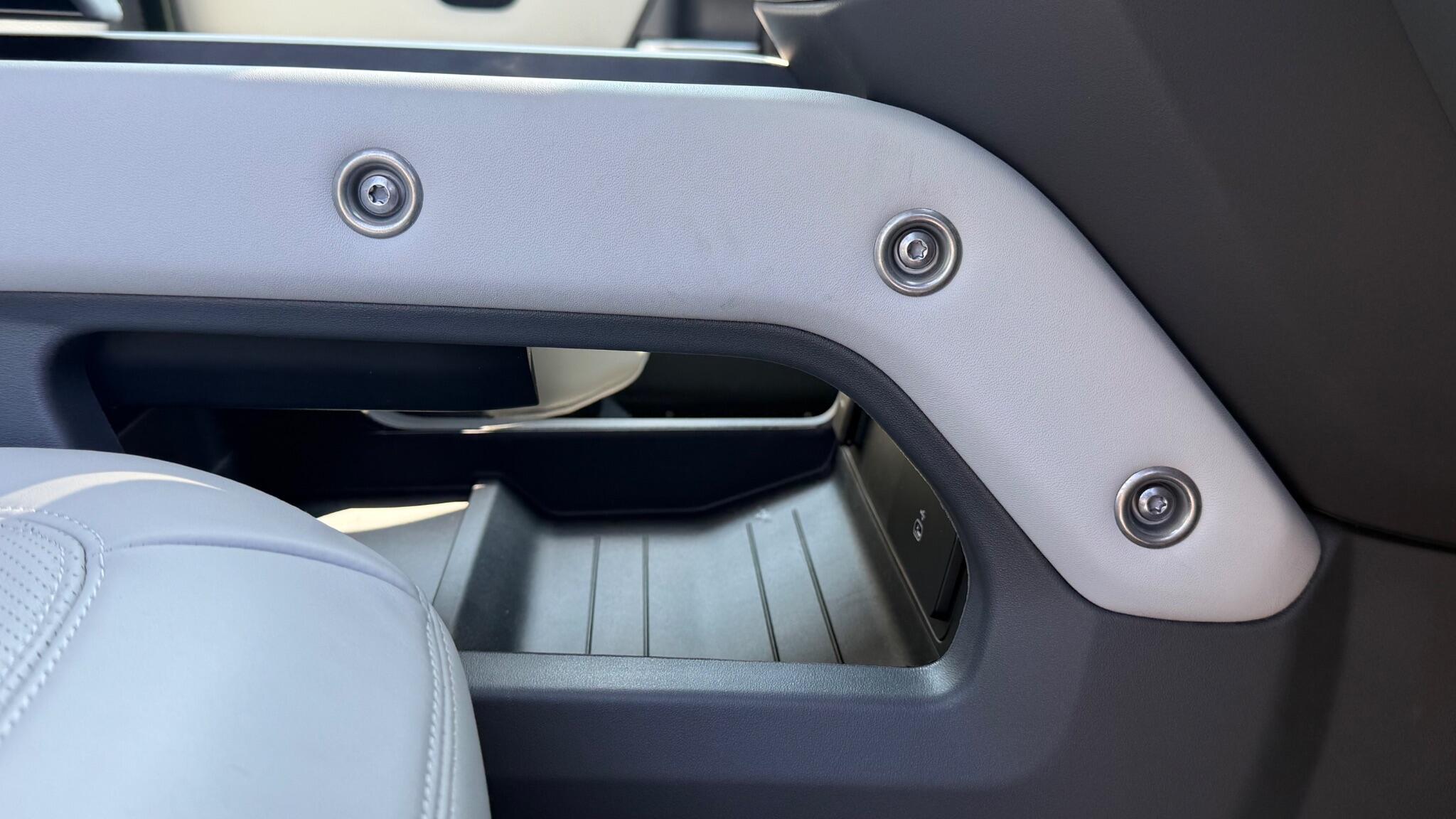 Land Rover Defender view 9