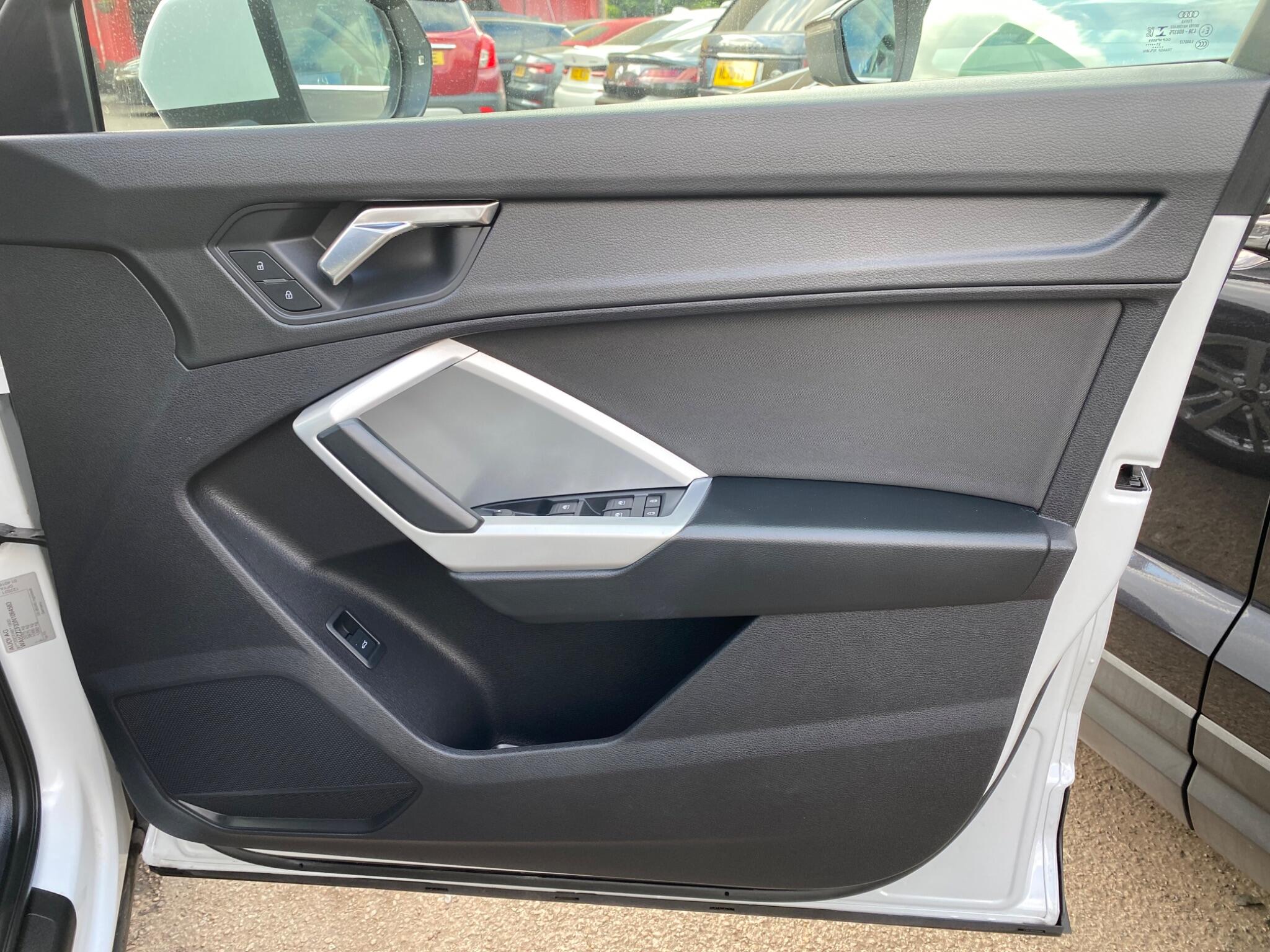 Audi Q3 view 15