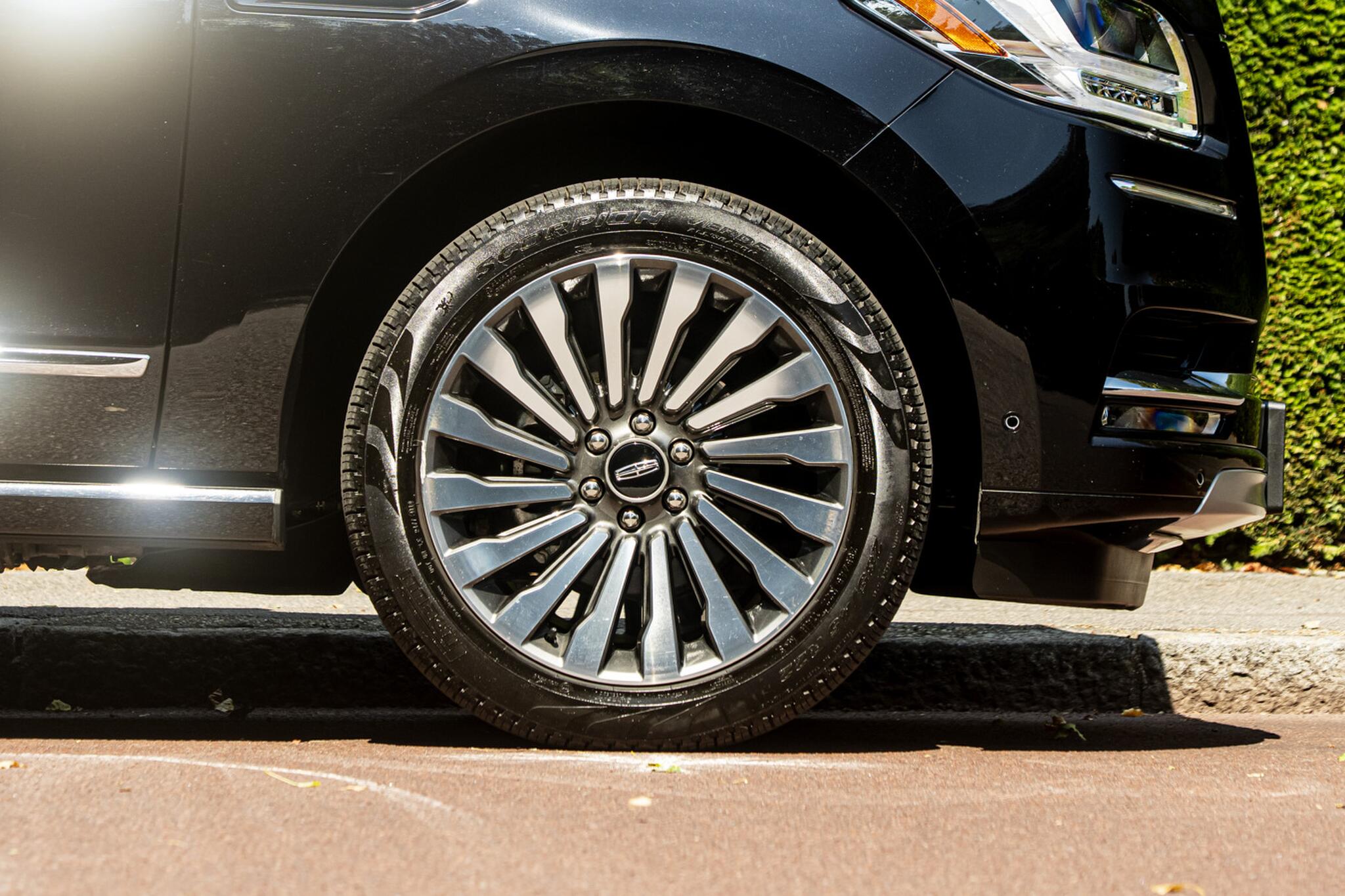 Lincoln Navigator view 5