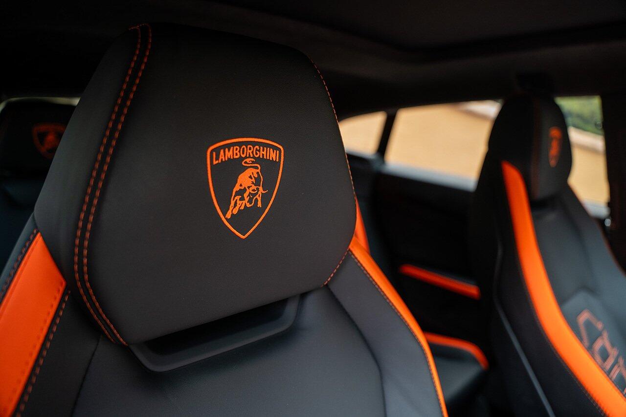 Lamborghini Urus view 45