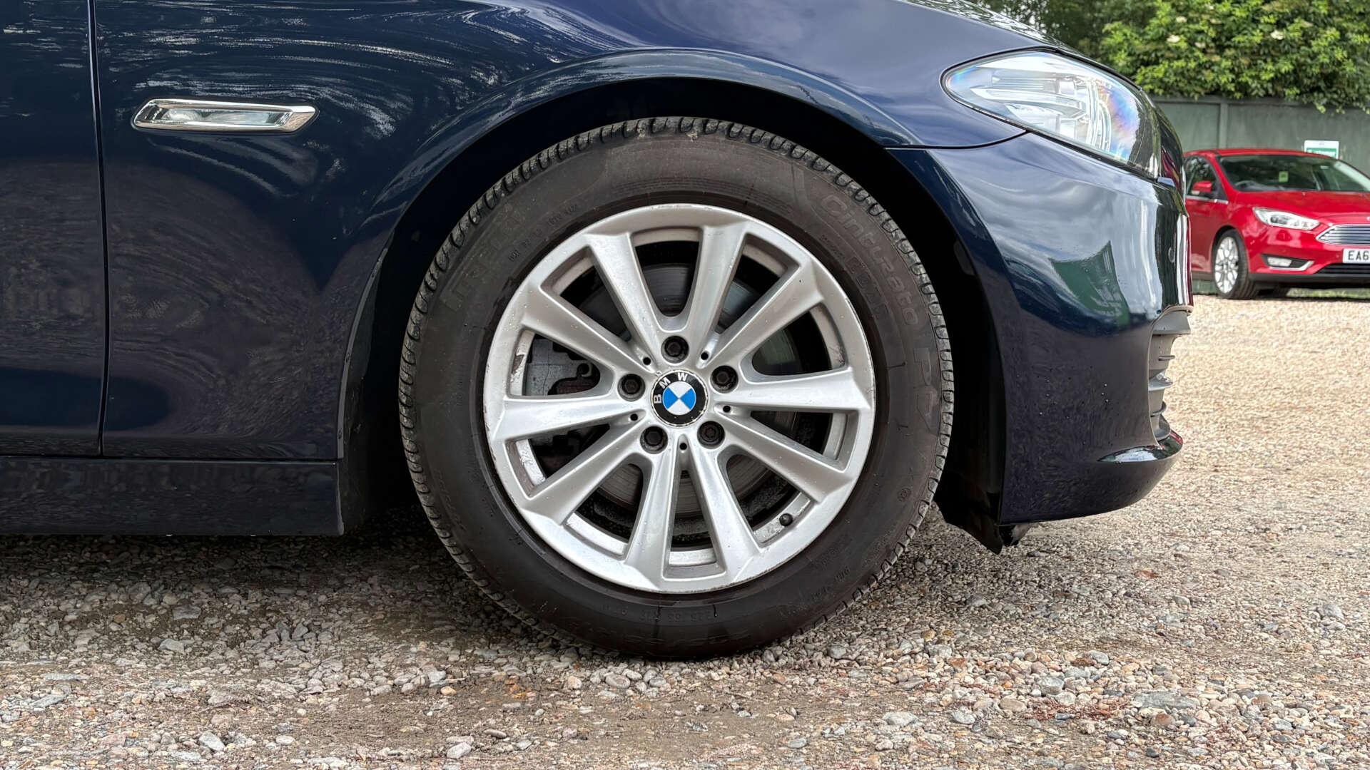 BMW 5 Series view 40