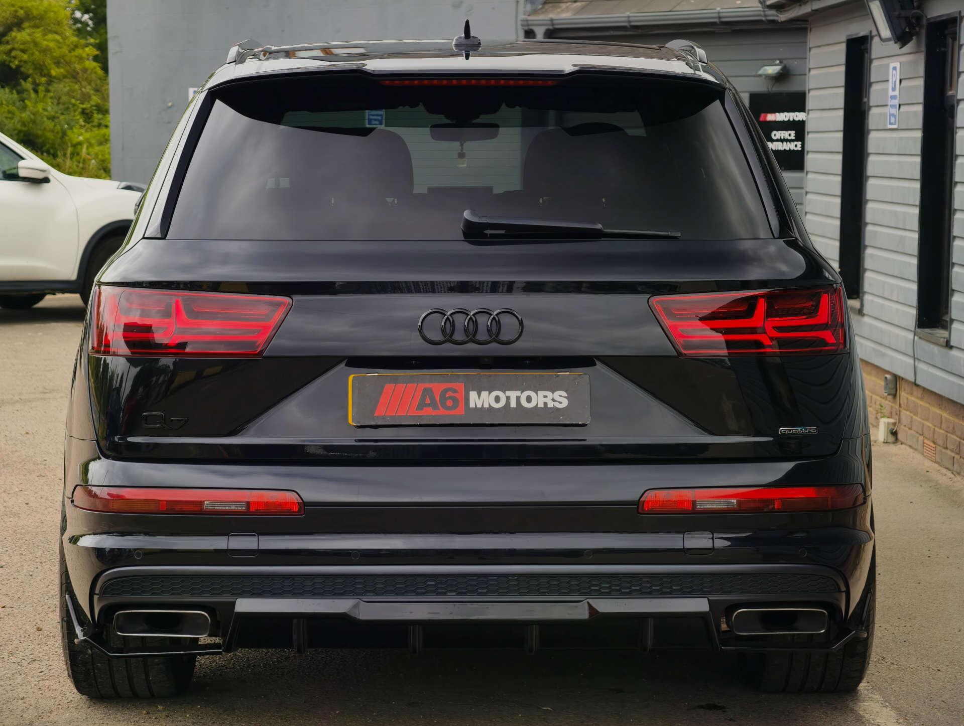 Audi Q7 view 13