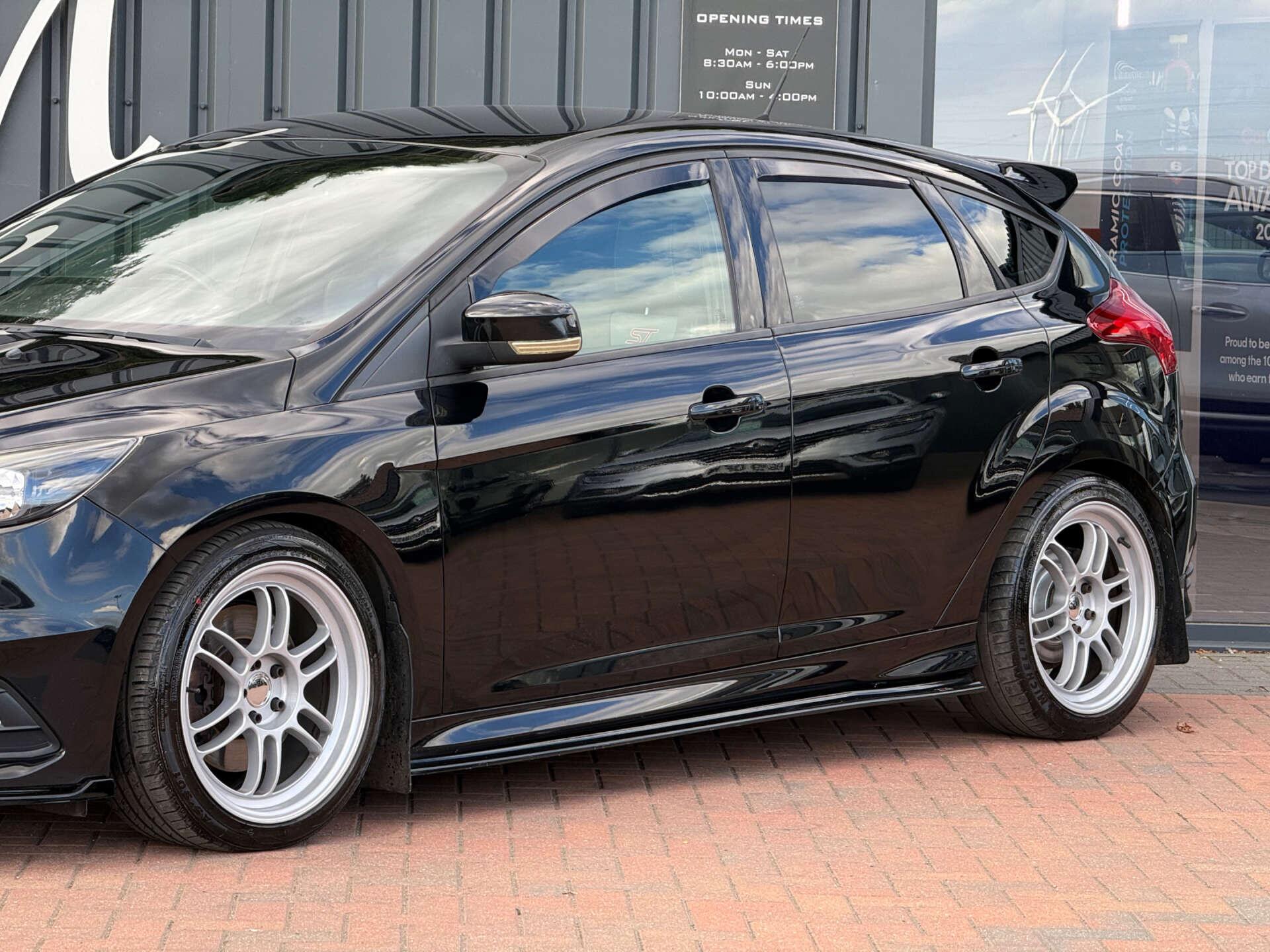 Ford Focus view 3