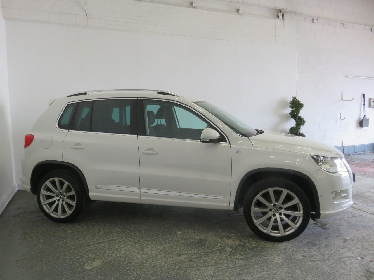 Volkswagen Tiguan view 4