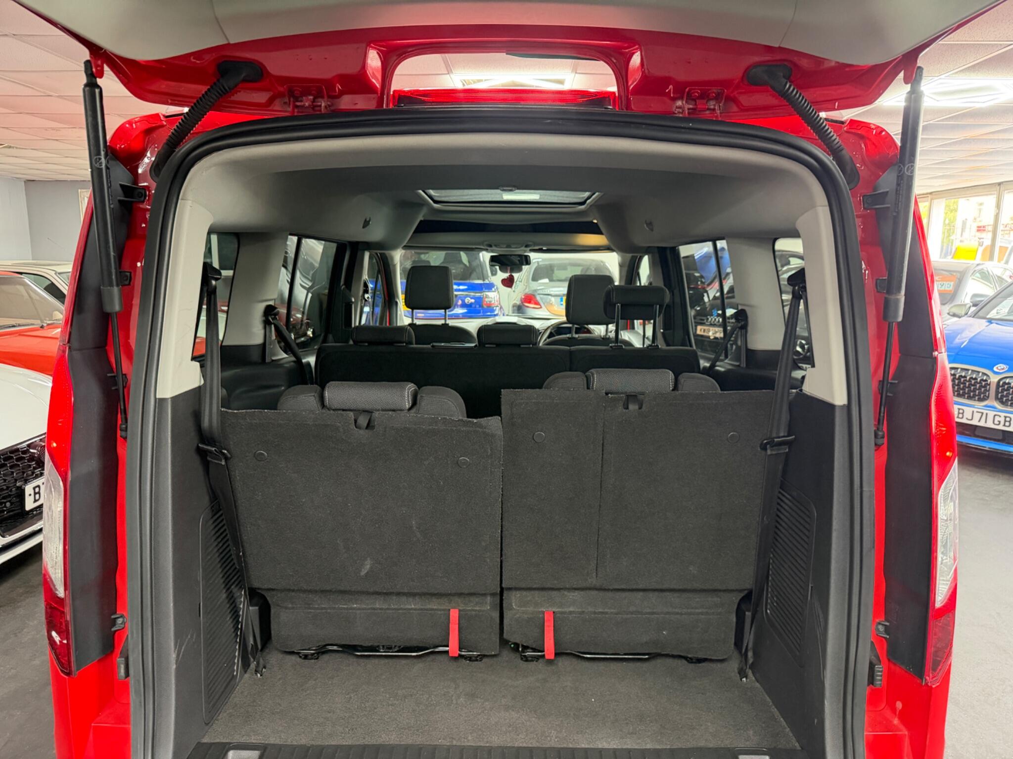 Ford Grand Tourneo Connect view 14