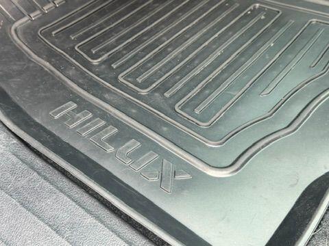 Toyota Hilux view 32