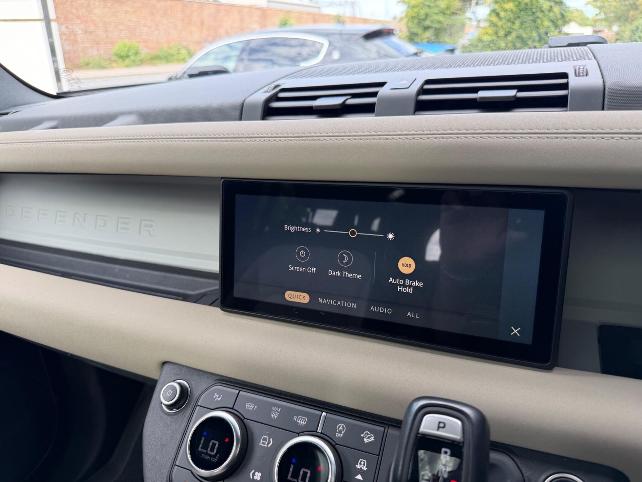 Land Rover Defender 110 view 27