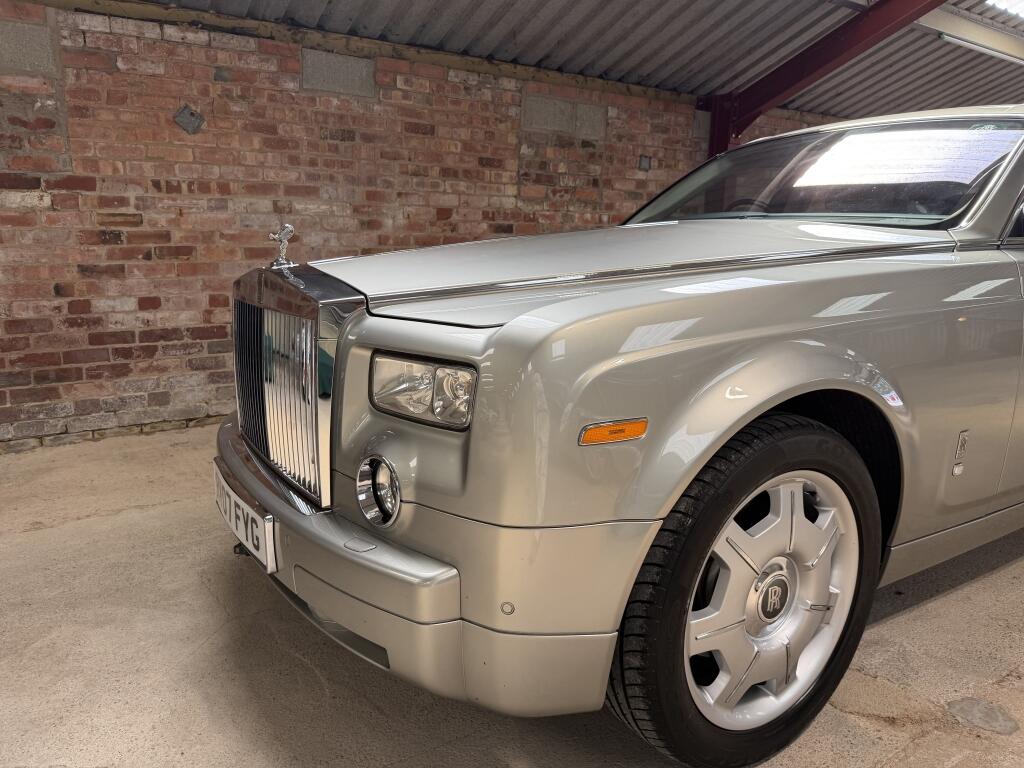 Rolls-Royce Phantom view 17