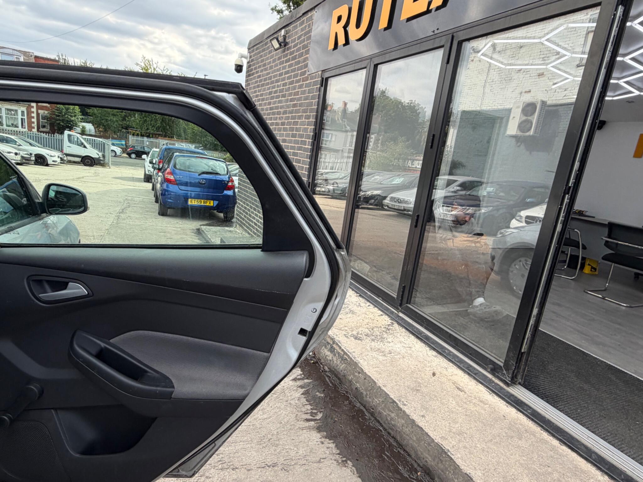 Ford Focus view 19