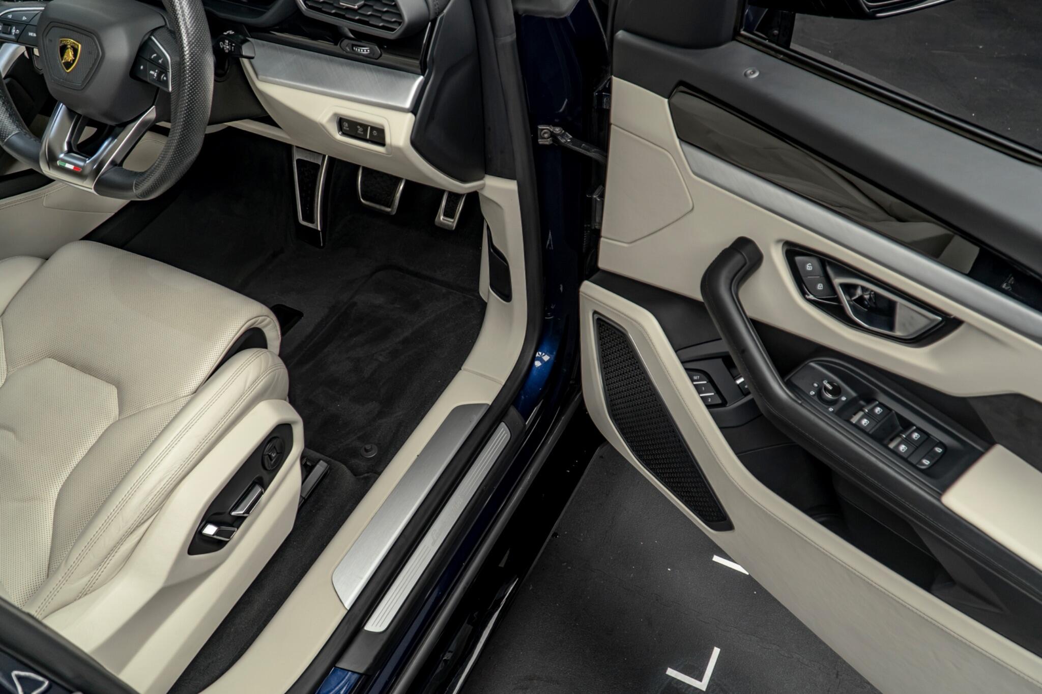 Lamborghini Urus view 30