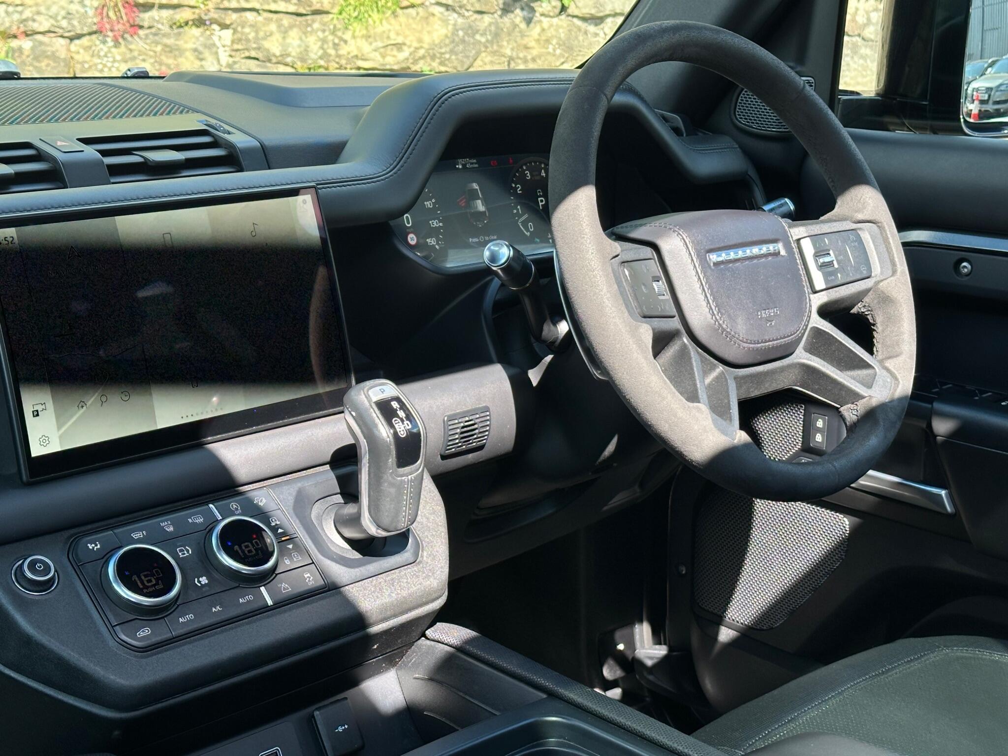 Land Rover Defender 110 view 9
