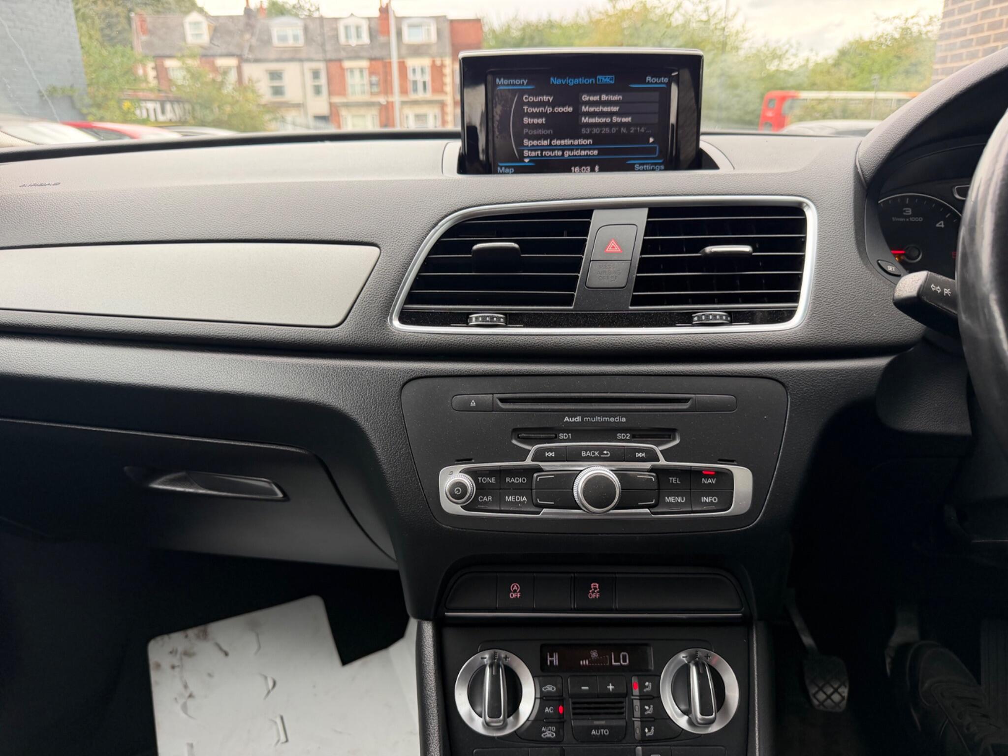 Audi Q3 view 32
