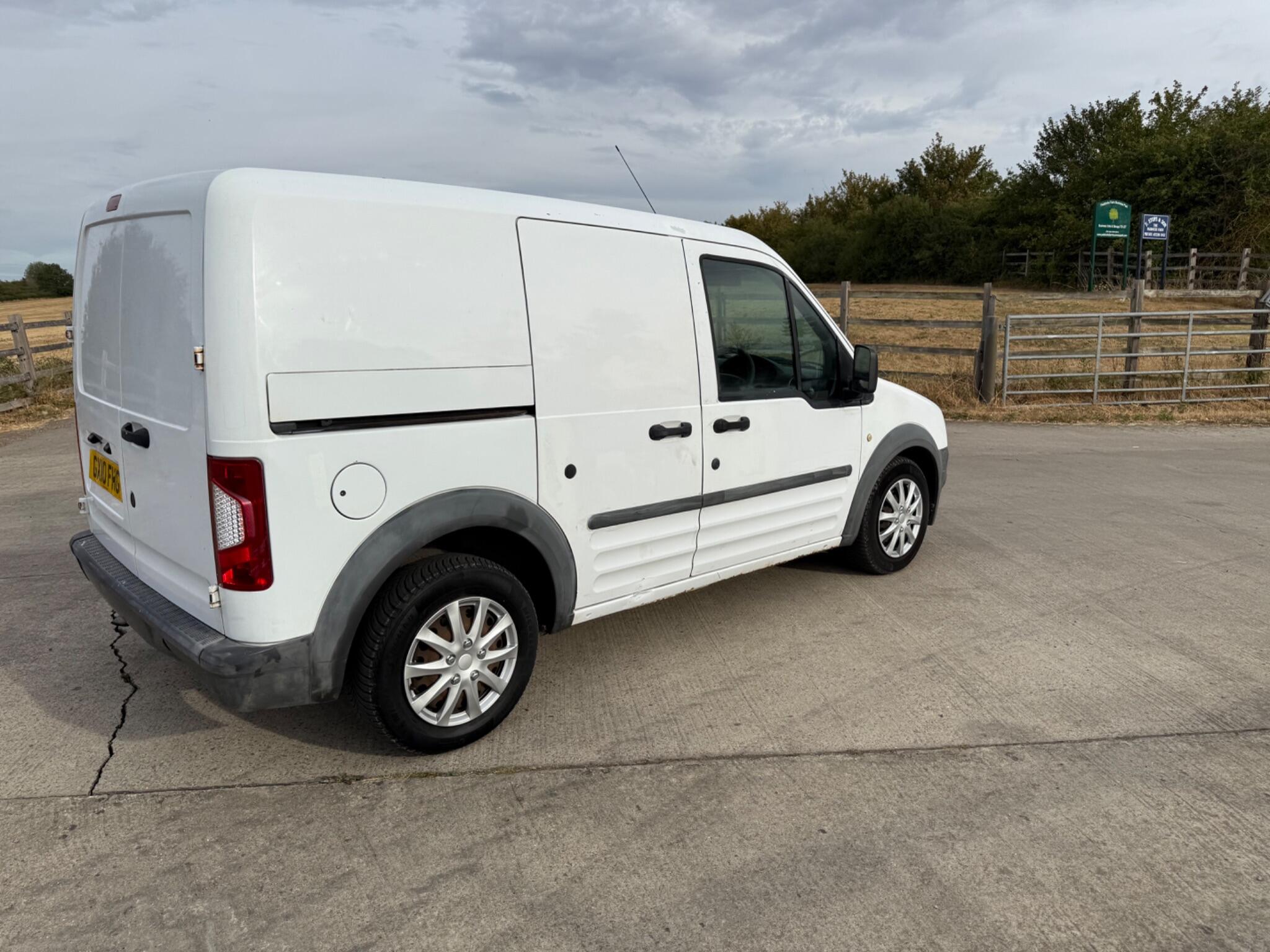 Ford Transit Connect 1.8 TDCi T200 L1 H1 4dr — photo 26 of 86
