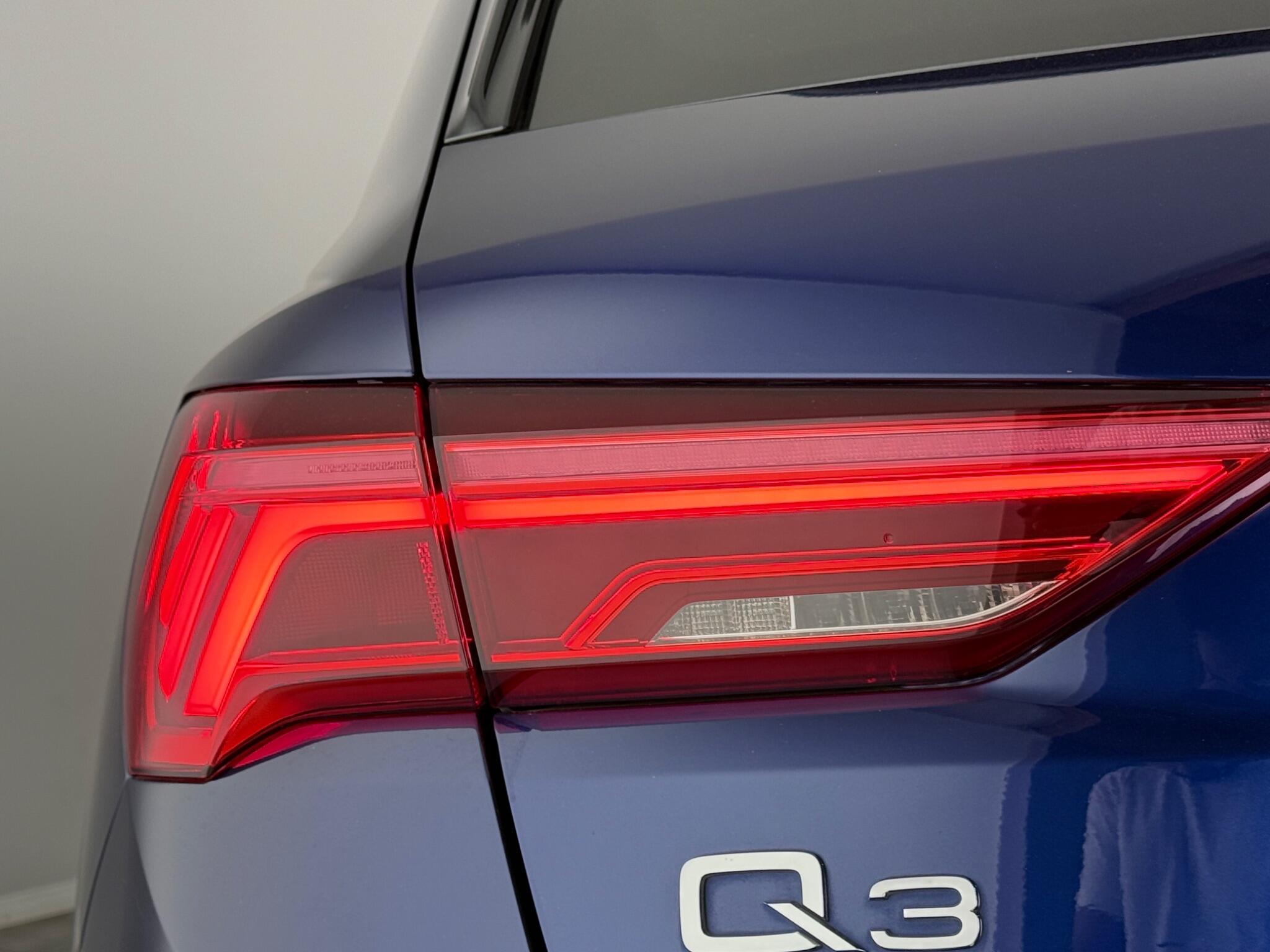 Audi Q3 view 12