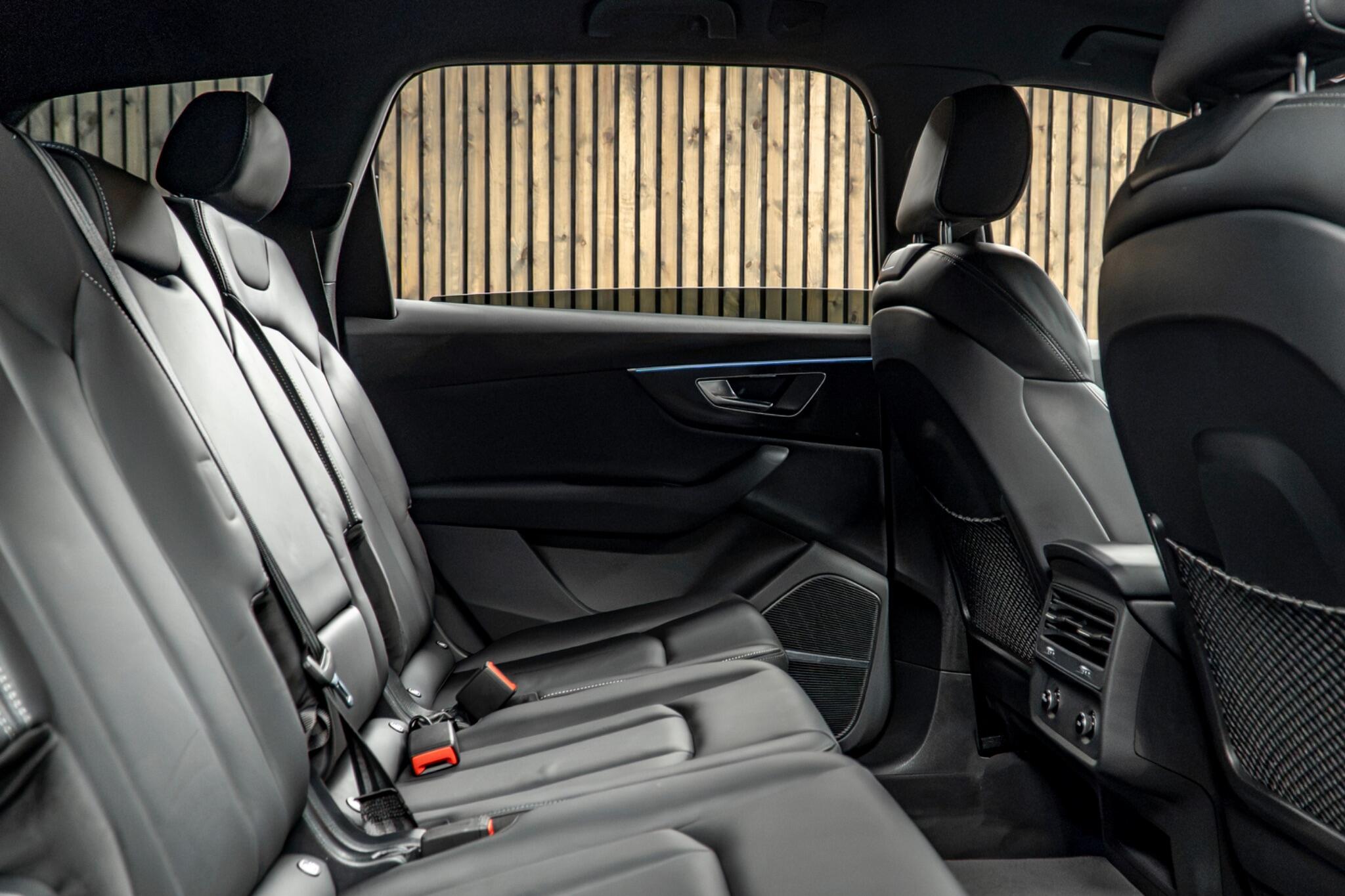 Audi Q7 view 42