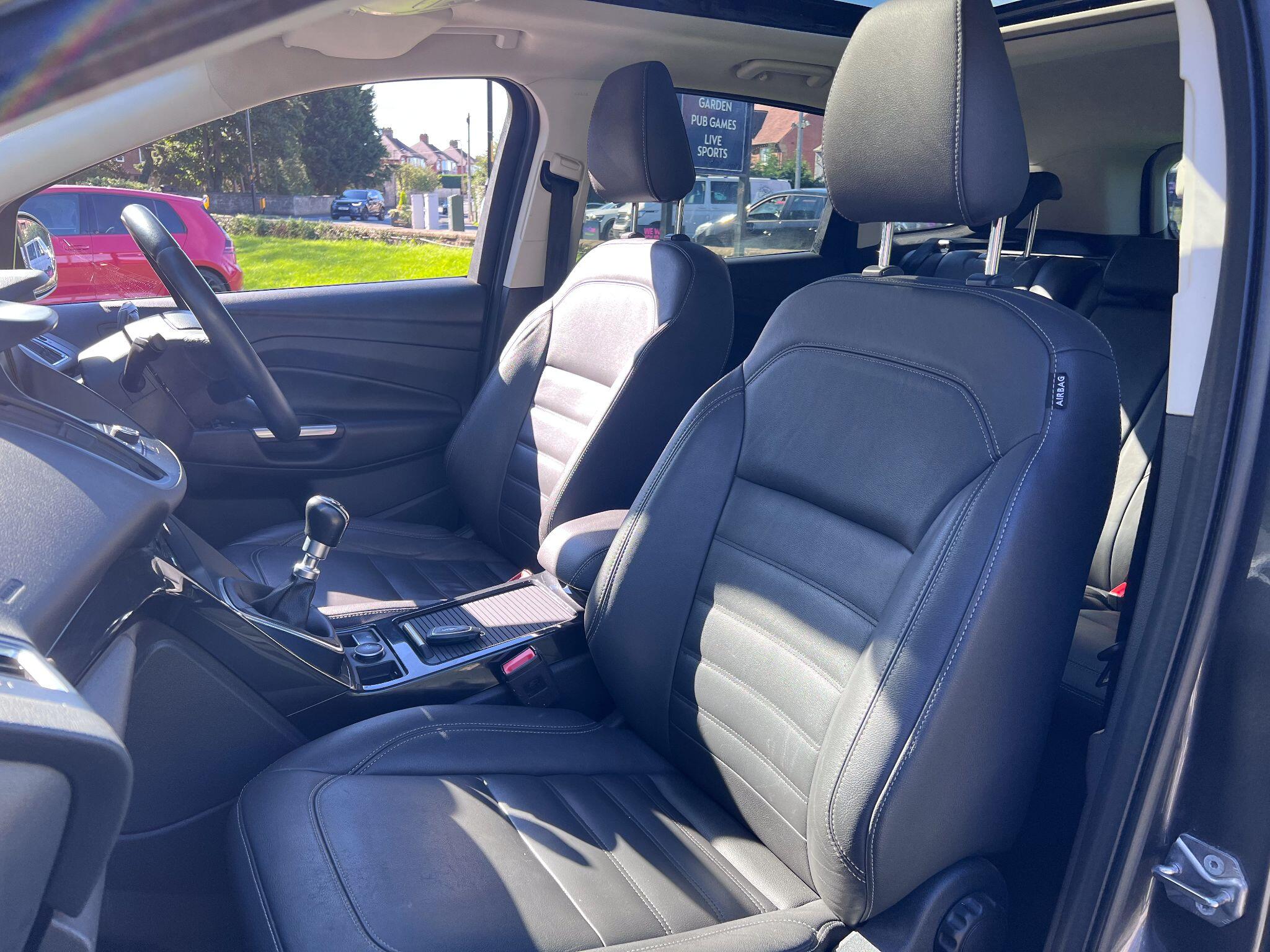 Ford Kuga view 3