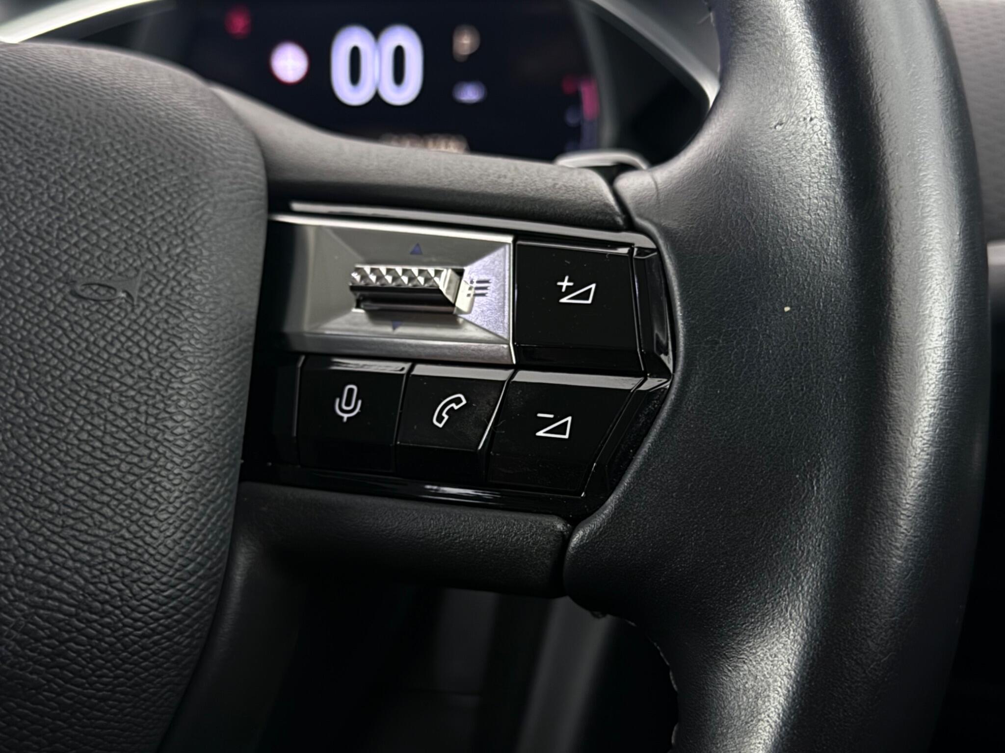 DS Automobiles DS 3 view 16