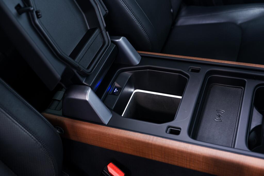 Land Rover Defender view 33