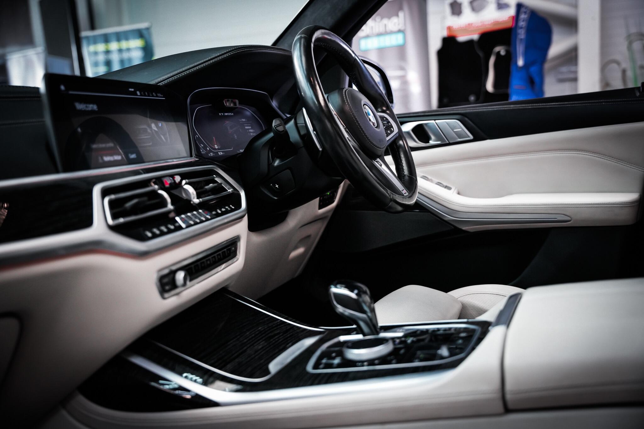 BMW X7 view 3