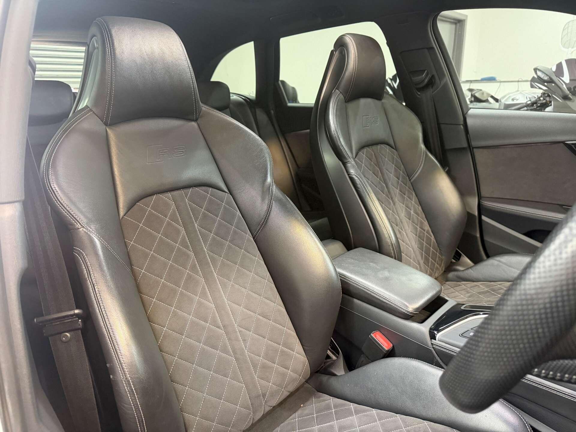 Audi RS4 view 28