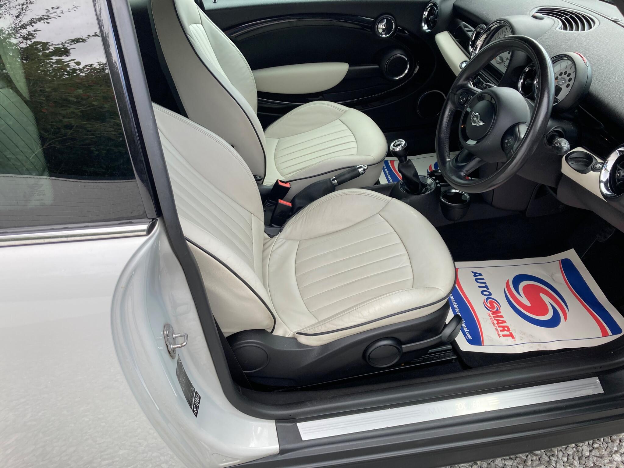 2011 MINI Hatch image 7
