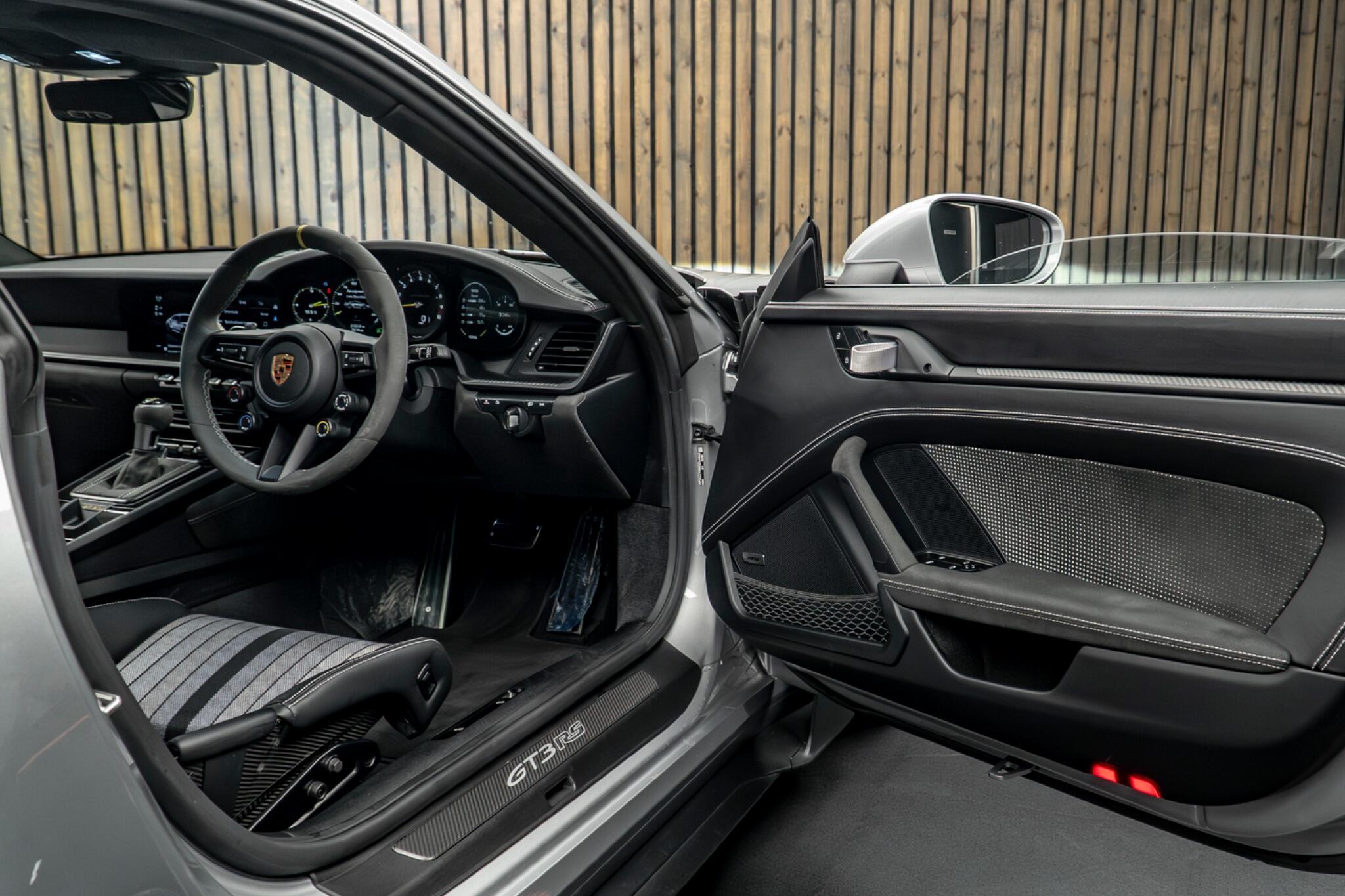 Porsche 911 view 30