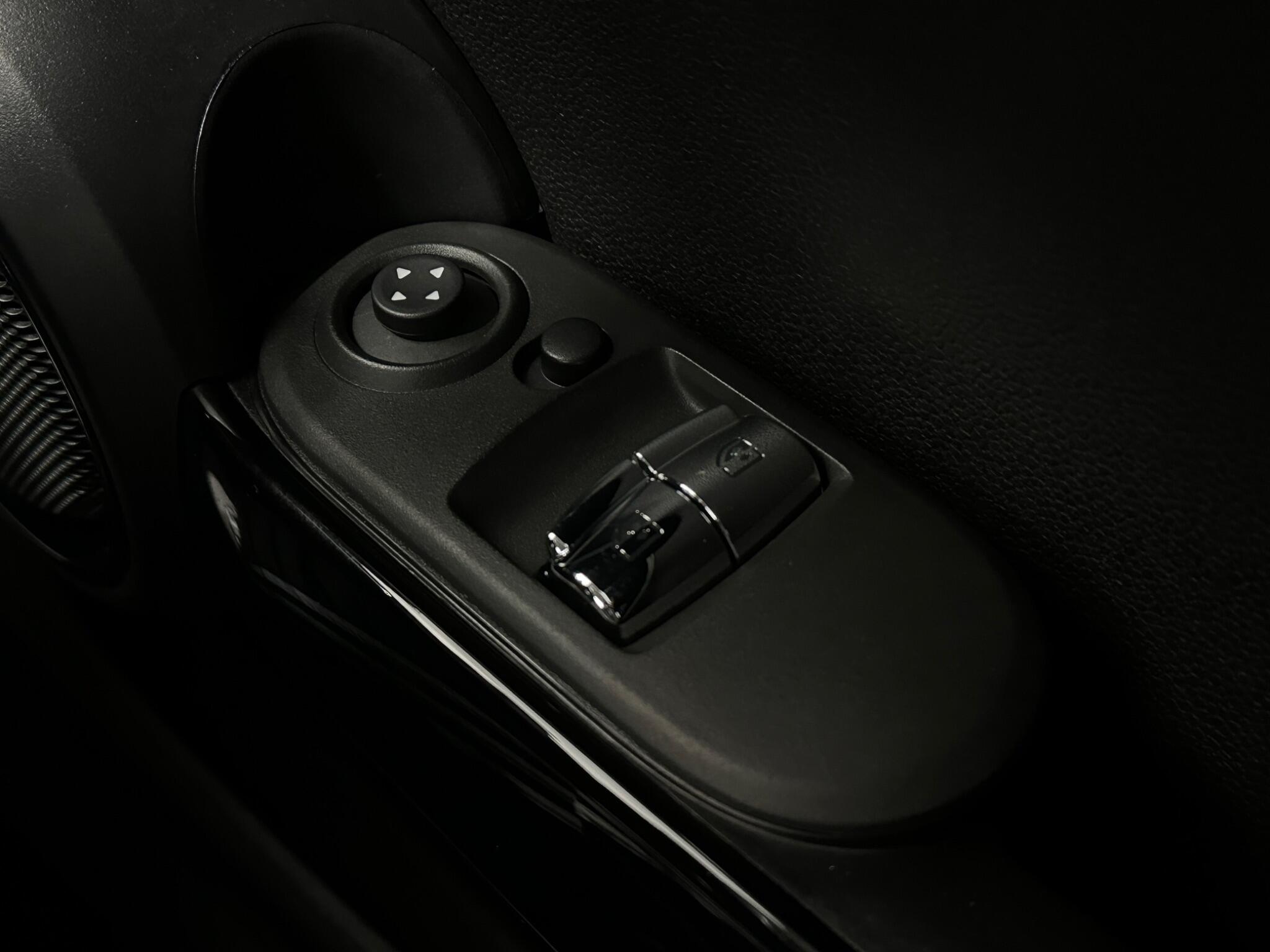 Mini Hatch view 19