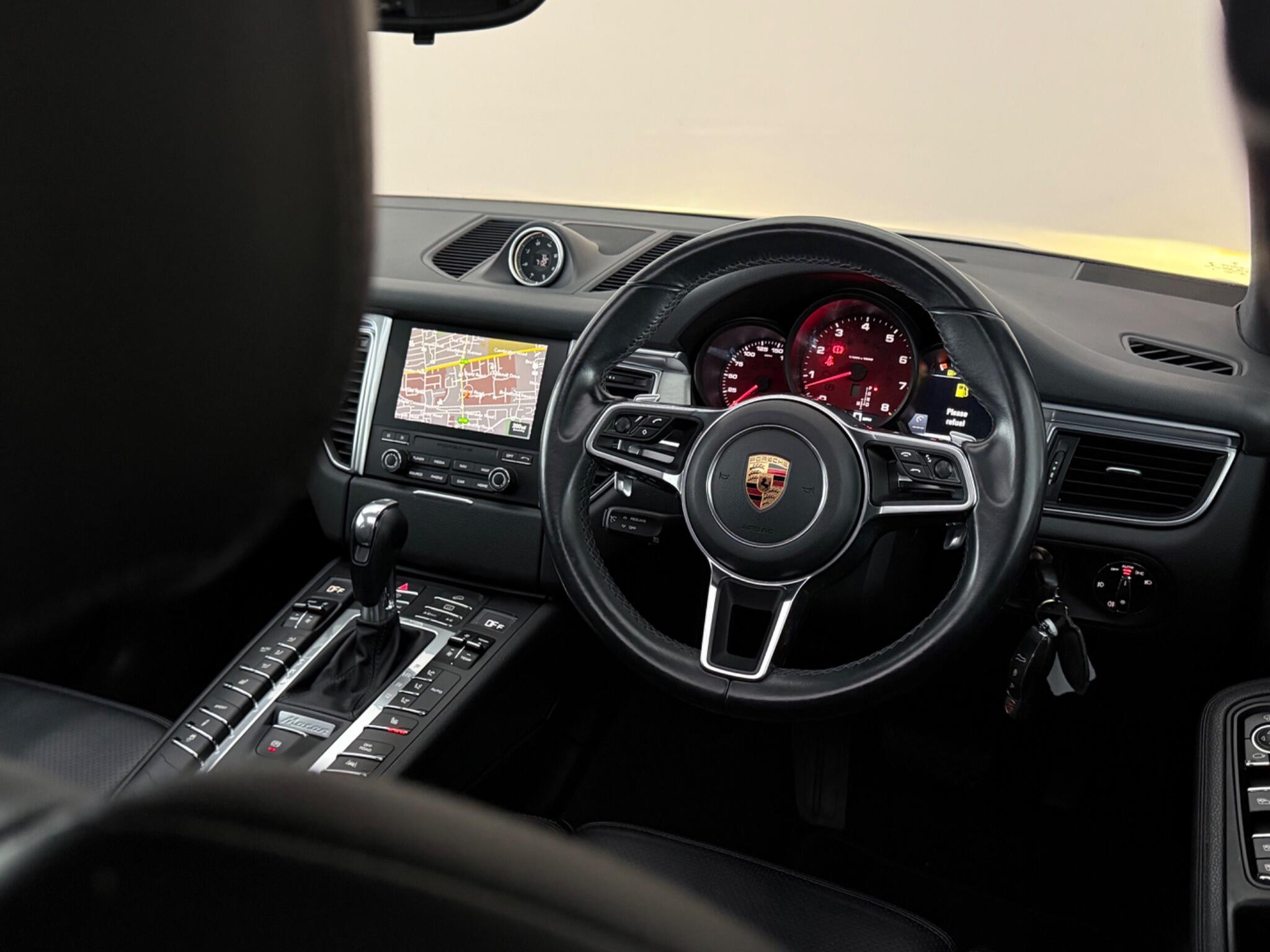Porsche Macan view 13