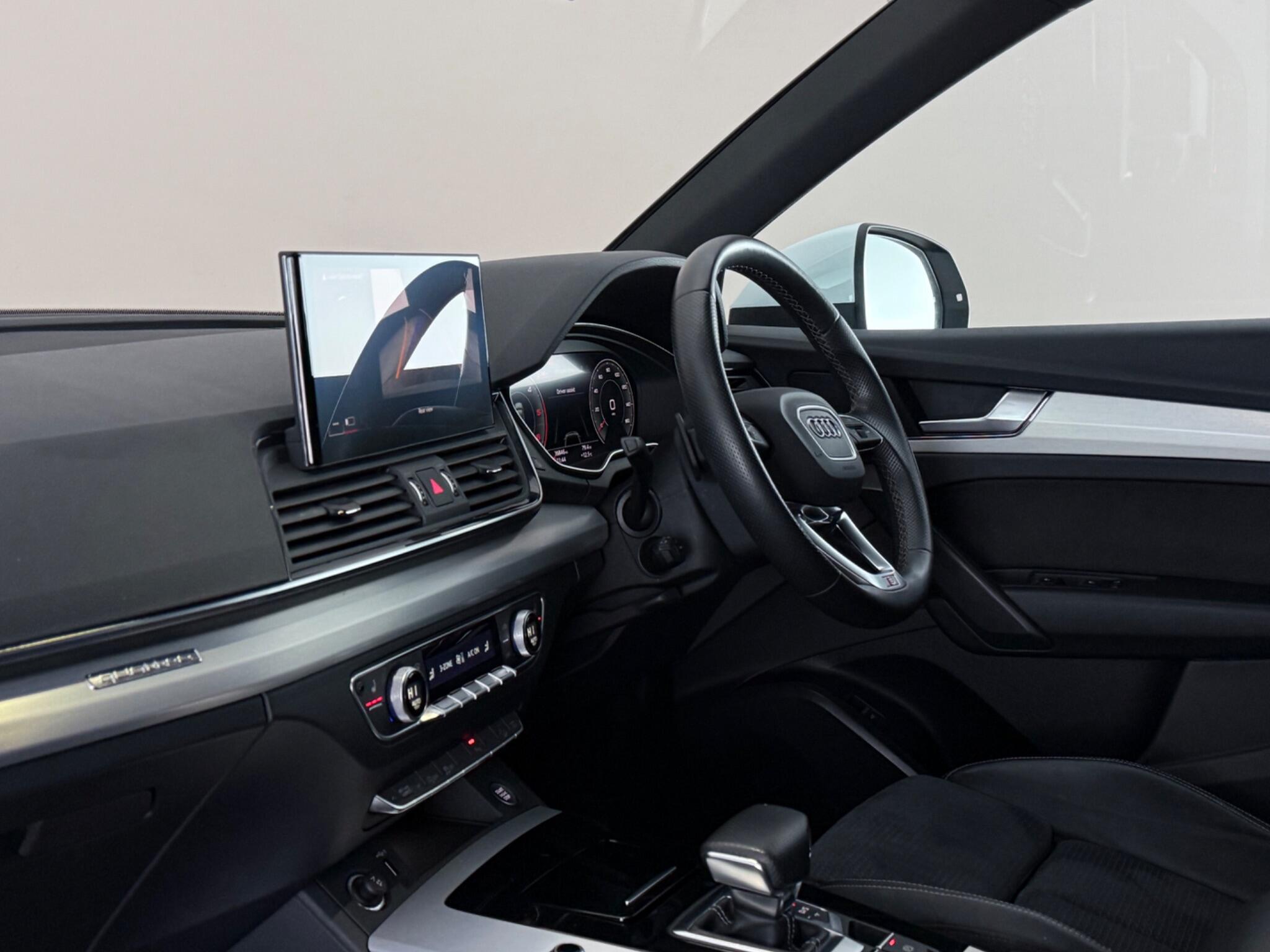 Audi Q5 view 9