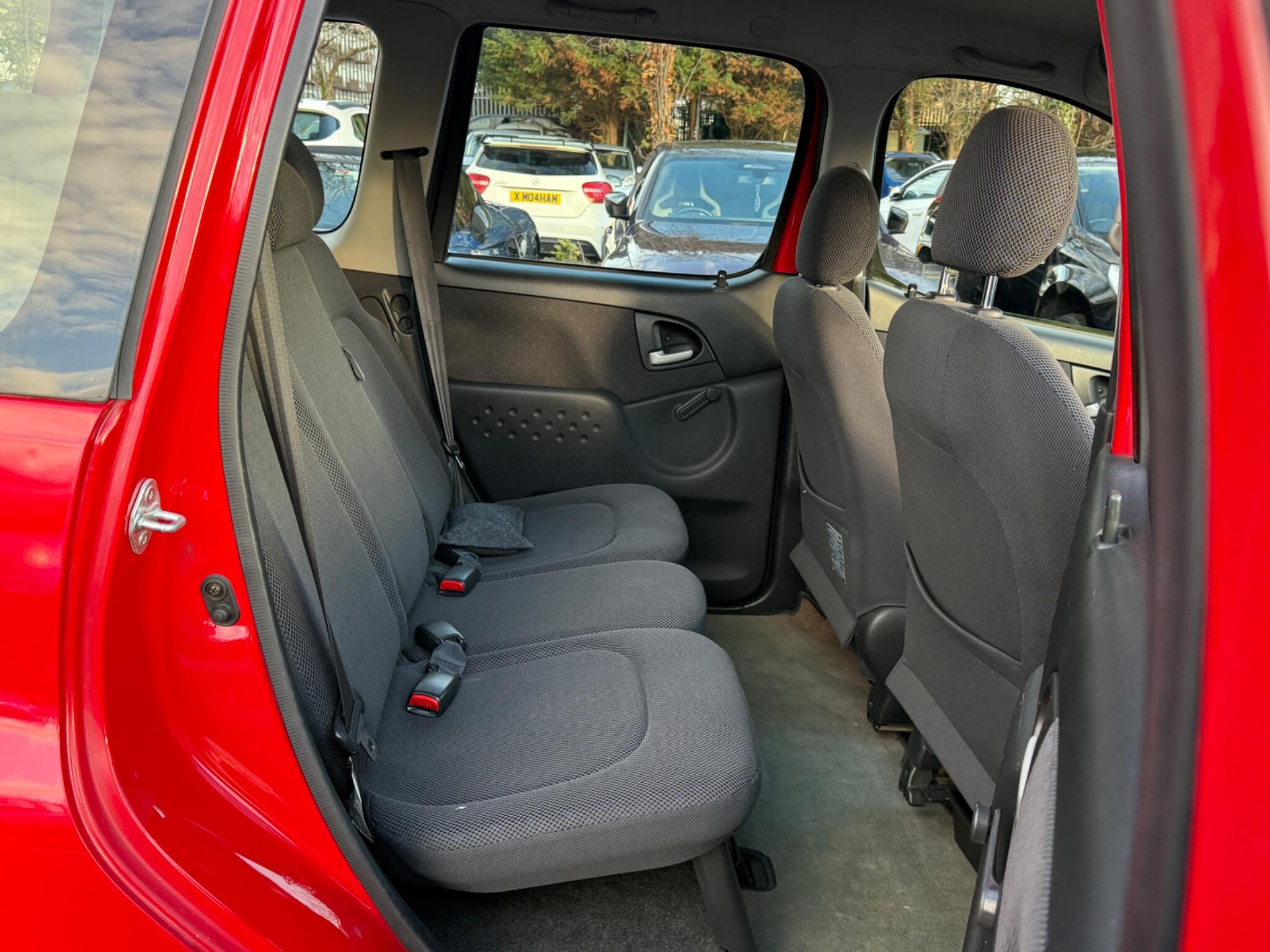 Toyota Yaris Verso - Image 28