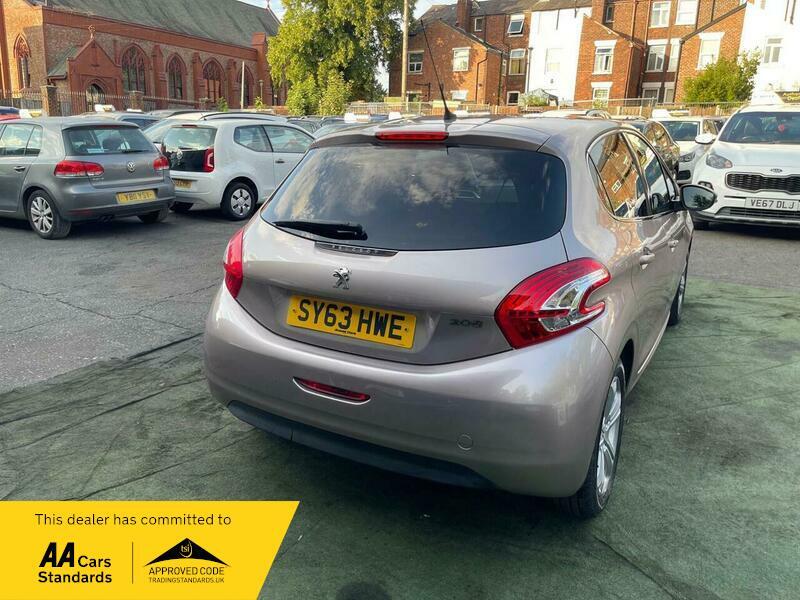 2013 Peugeot 208 image 16
