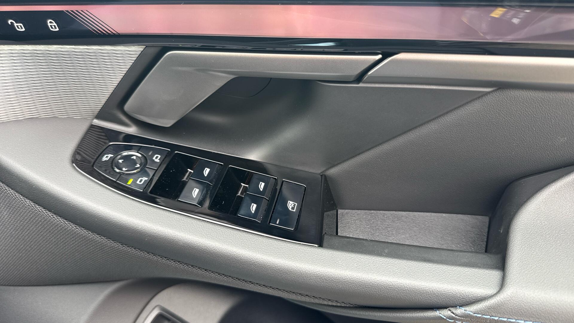 BMW 5 Series view 31