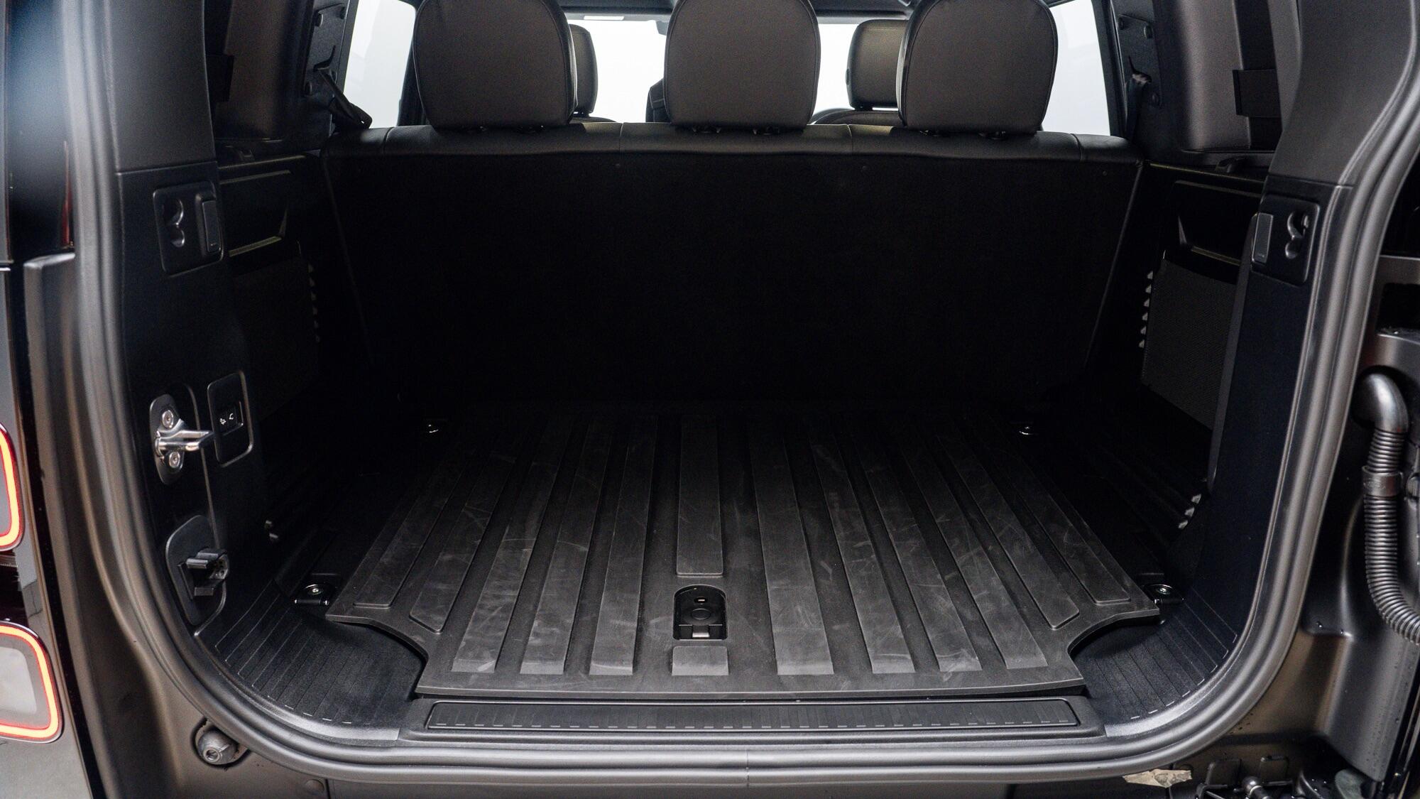Land Rover Defender 110 view 5
