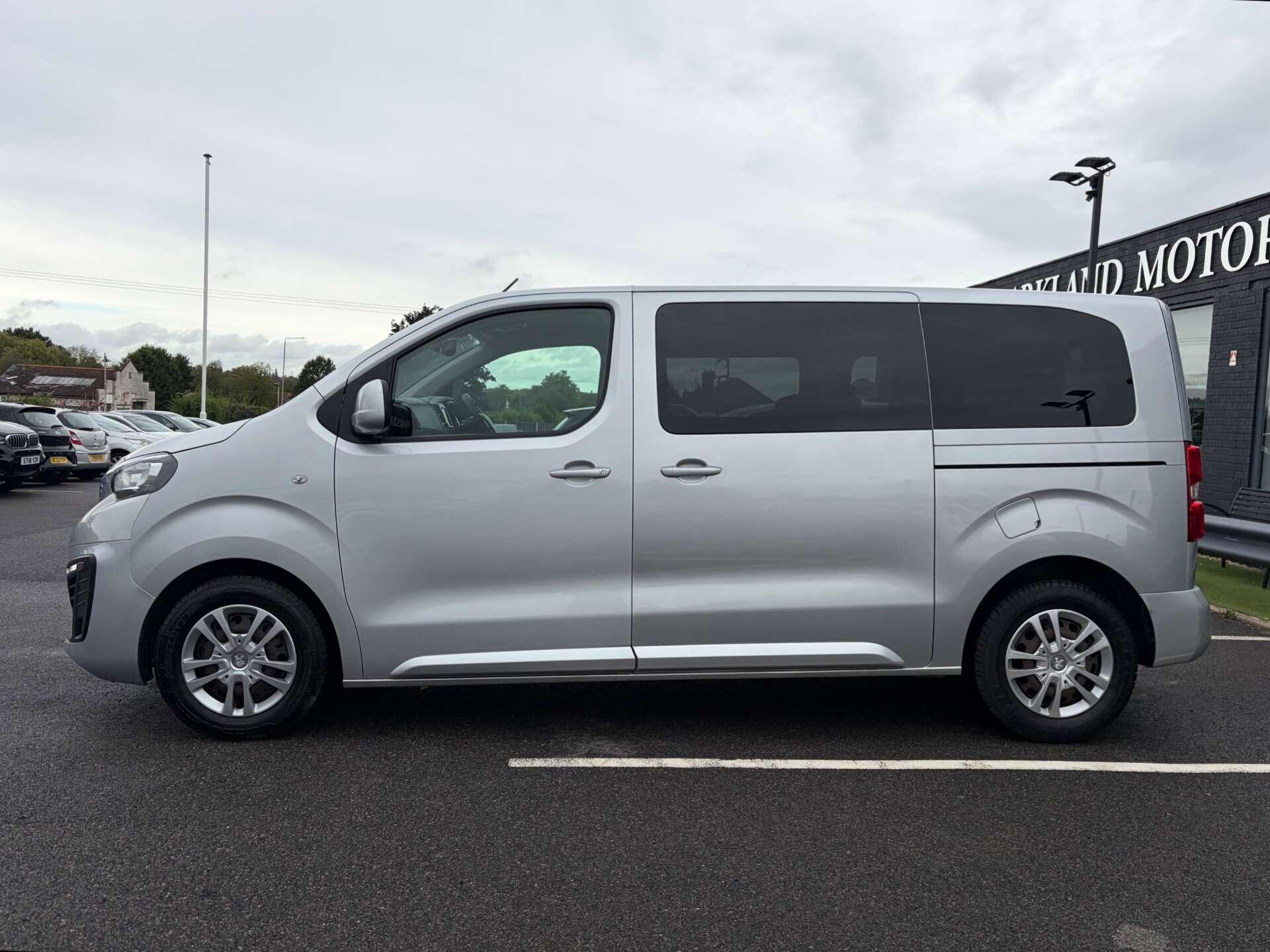 Peugeot Traveller view 5
