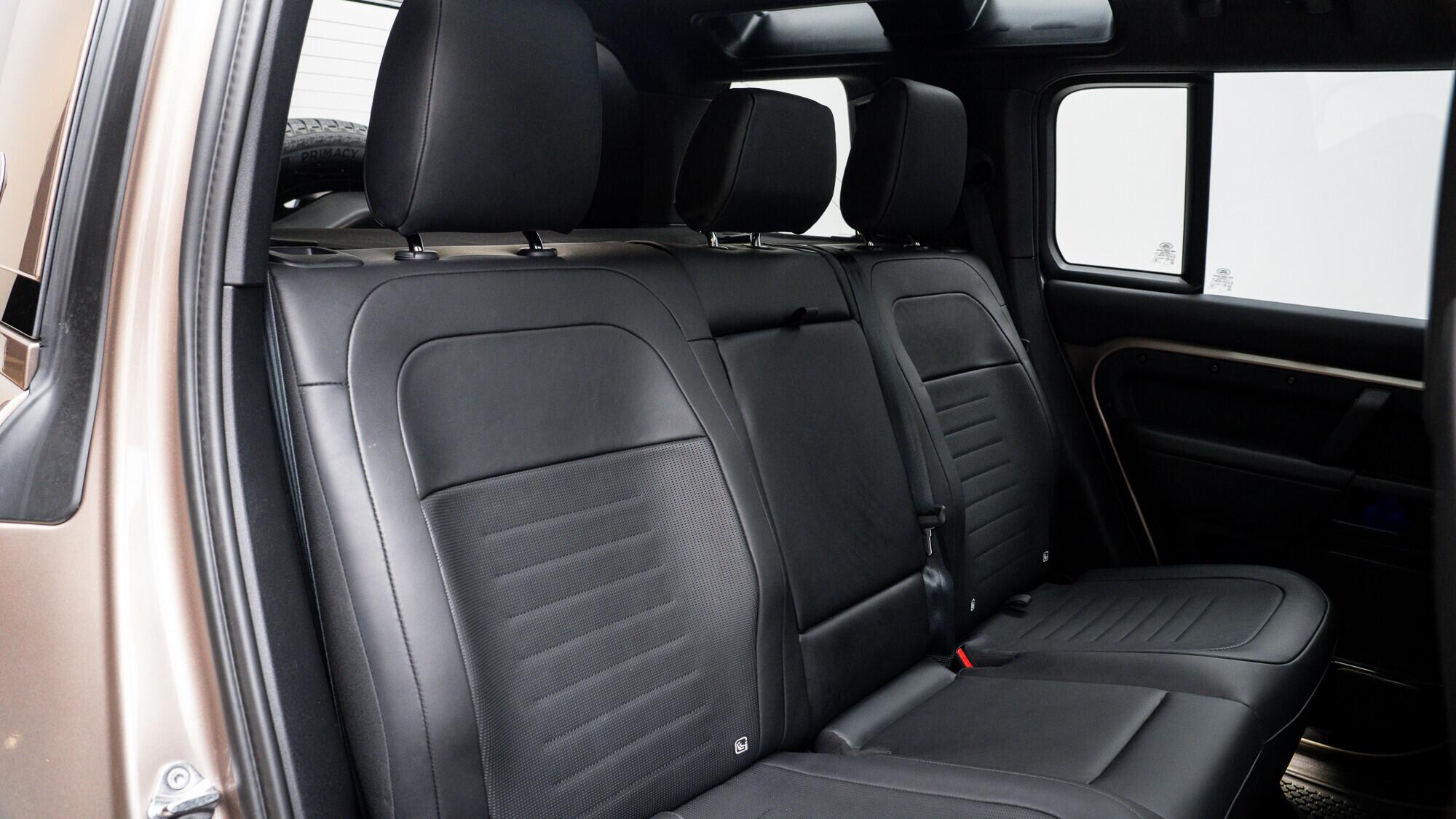 Land Rover Defender 110 view 19