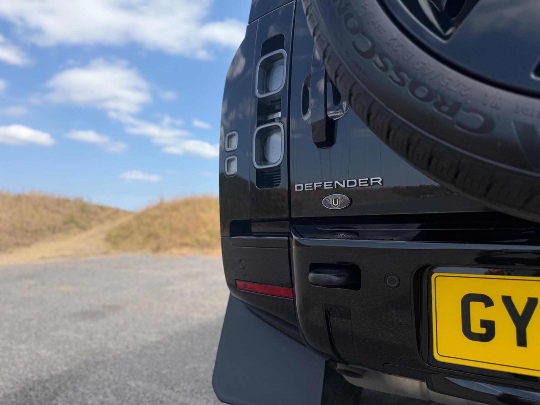 Land Rover Defender 110 view 52