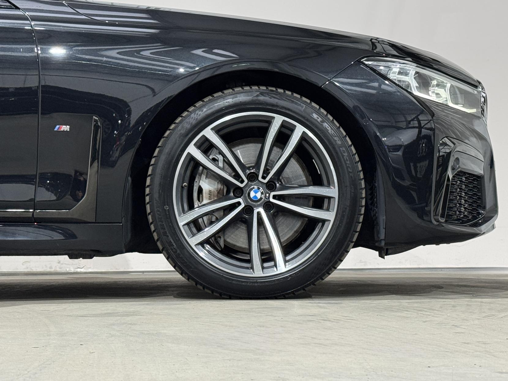 BMW 7 Series view 19